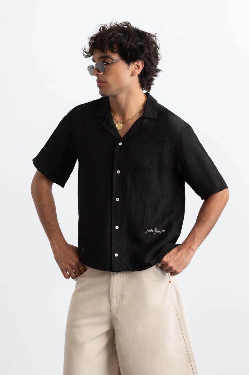 MAN [Model is 187cm / 6’2” wearing size M]