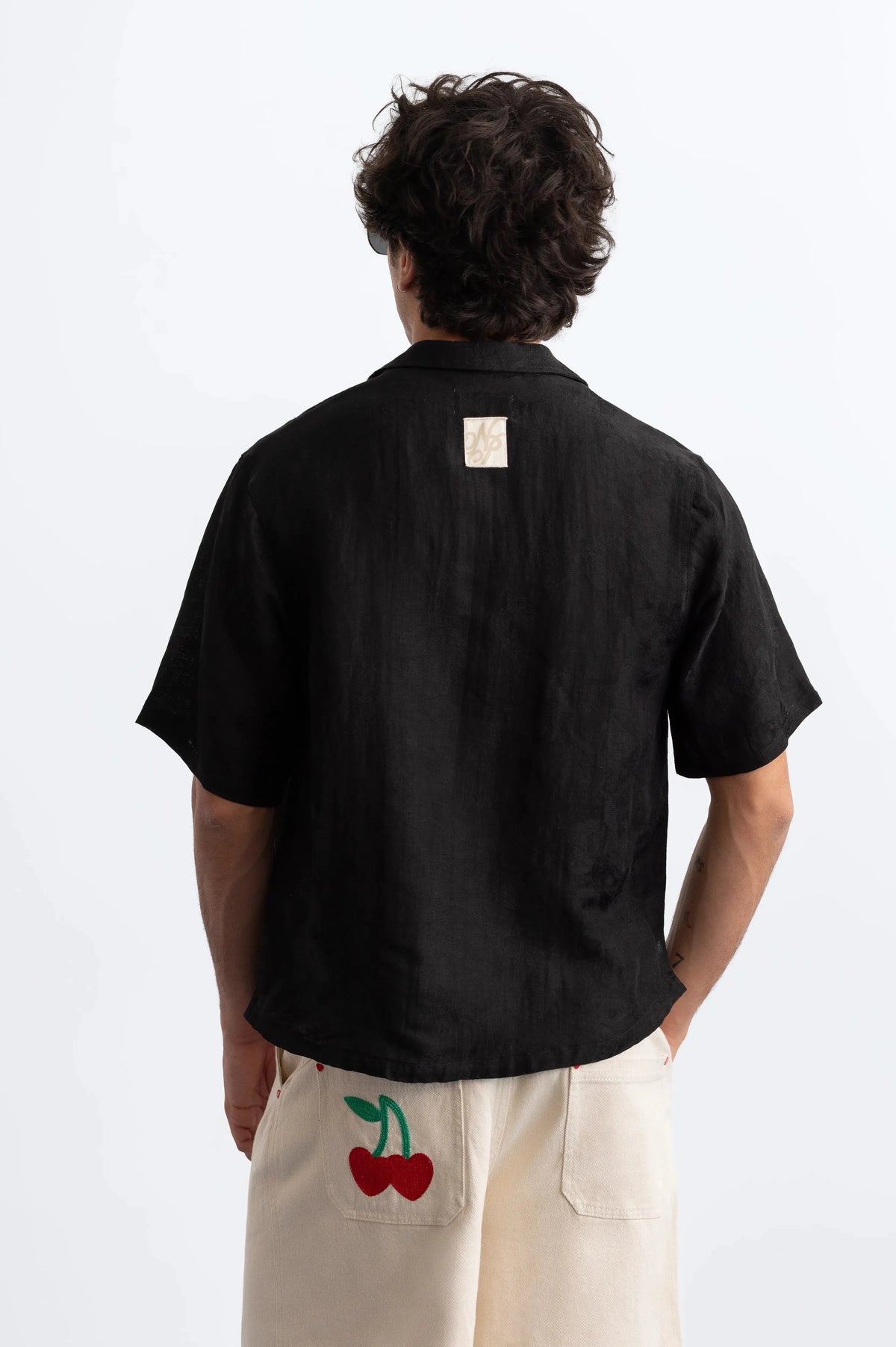 MAN [Model is 187cm / 6’2” wearing size M]