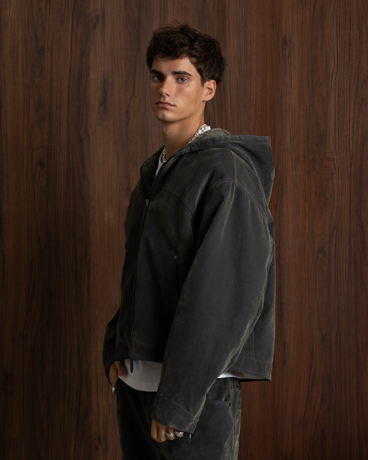 MAN [Model is 1.85 m / 6’1” wearing size M]