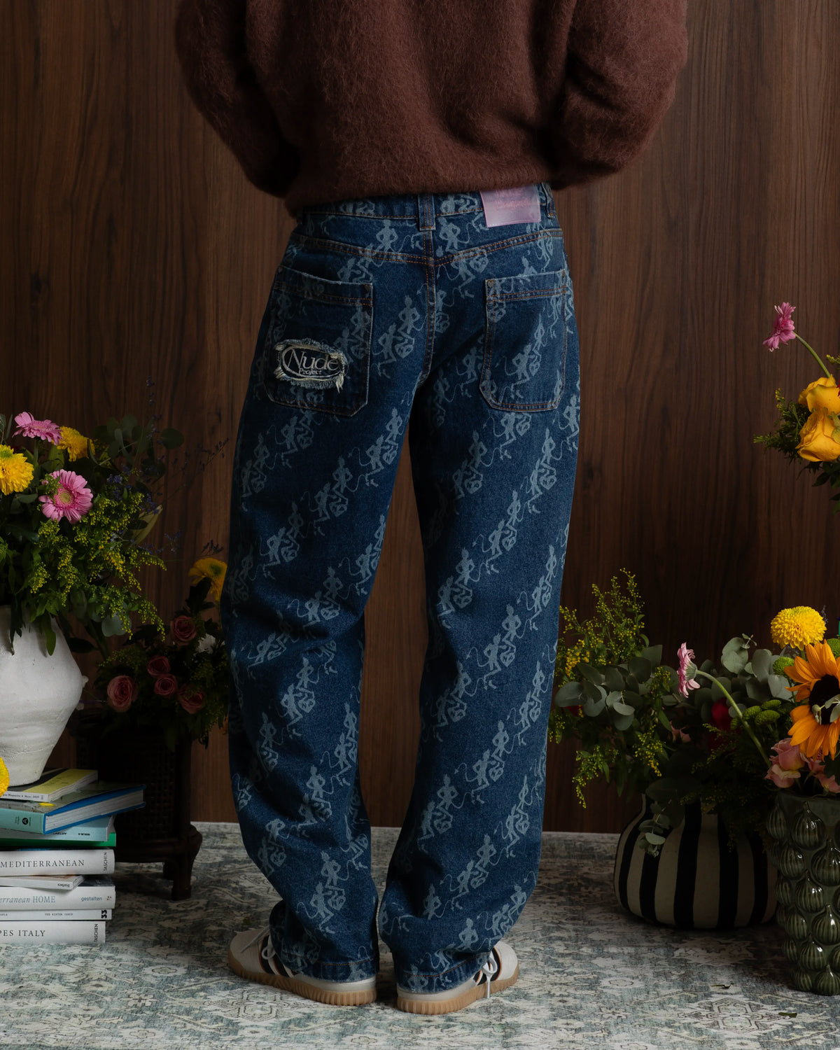 MAN [Model is 1.85 m / 6’1” wearing size M]