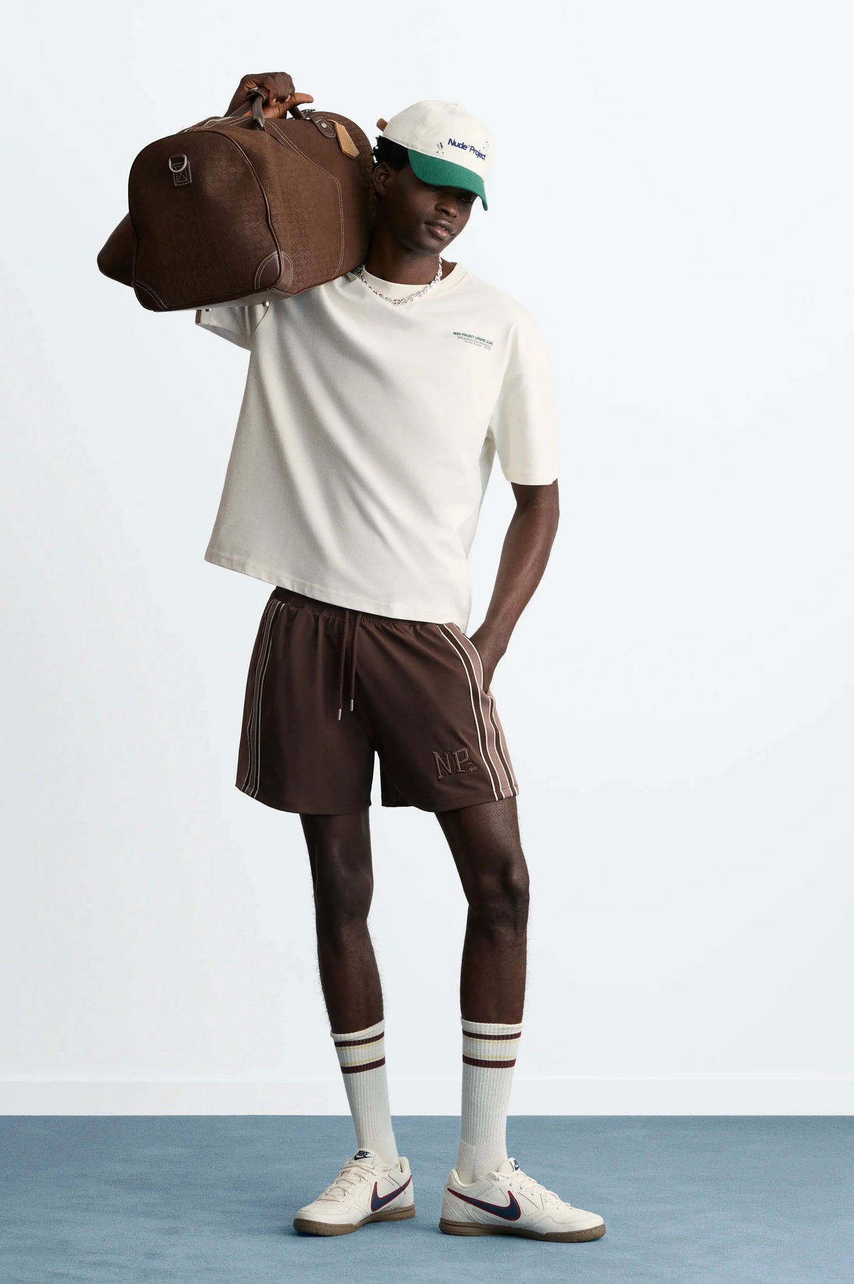MAN [Model is 188 cm / 6’2” wearing size M]