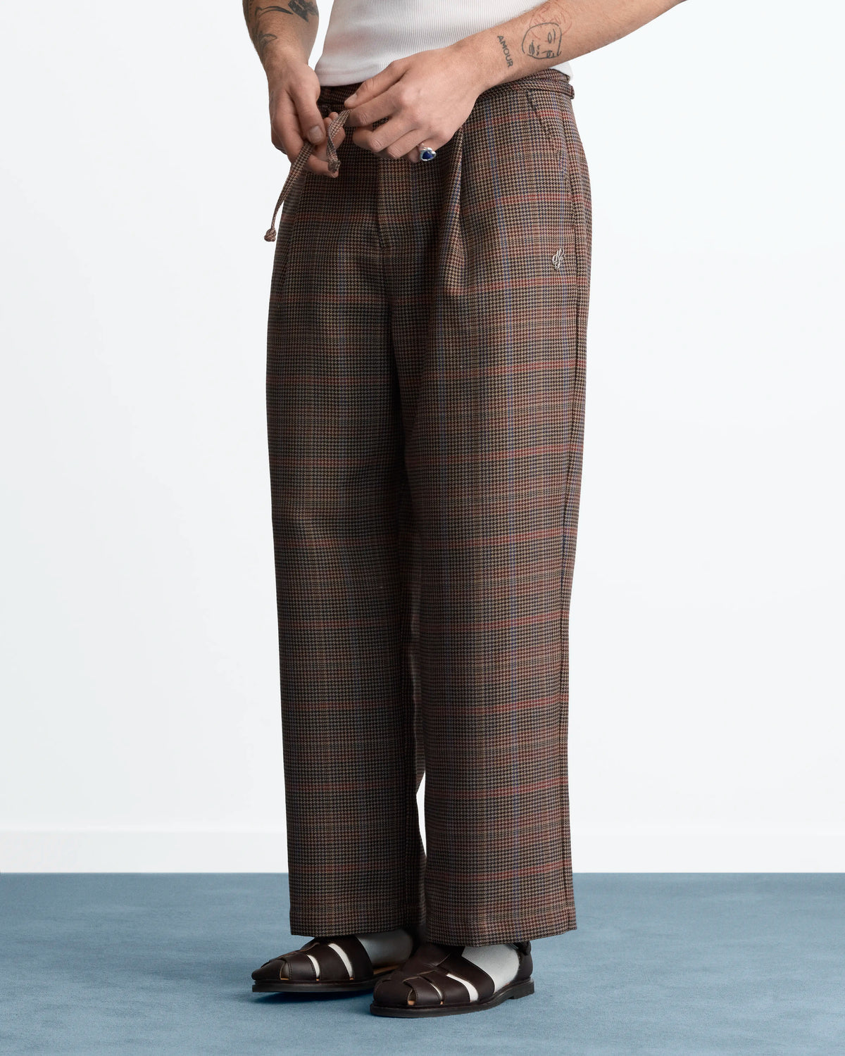 MAN [Model is 190 cm / 6’3” wearing size L]