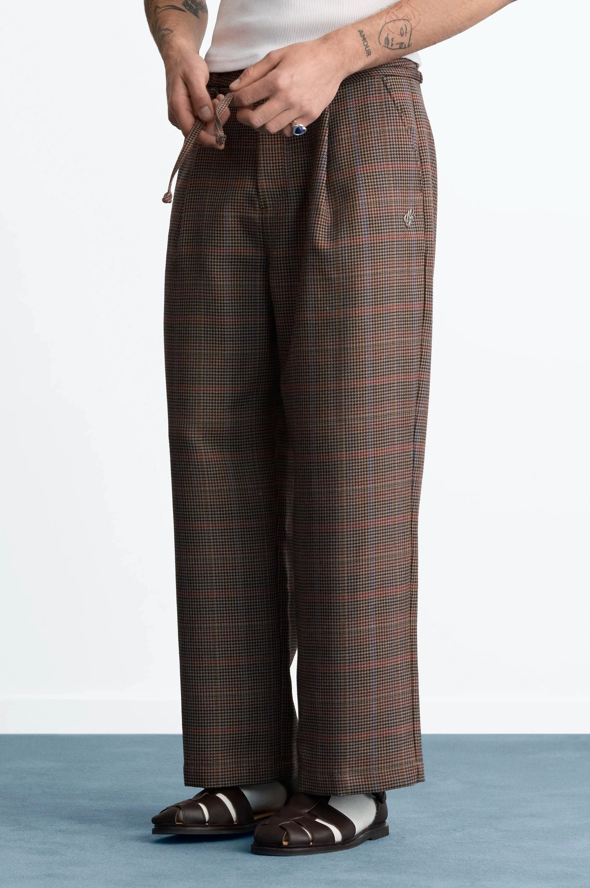 MAN [Model is 190 cm / 6’3” wearing size L]