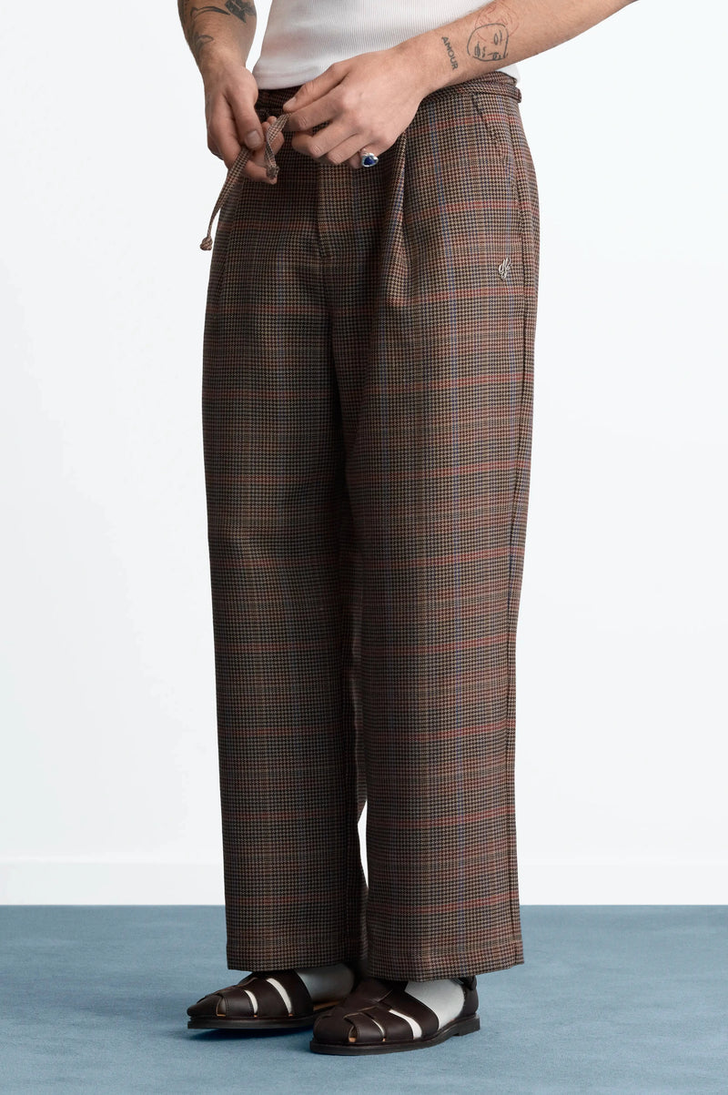 MAN [Model is 190 cm / 6’3” wearing size L]