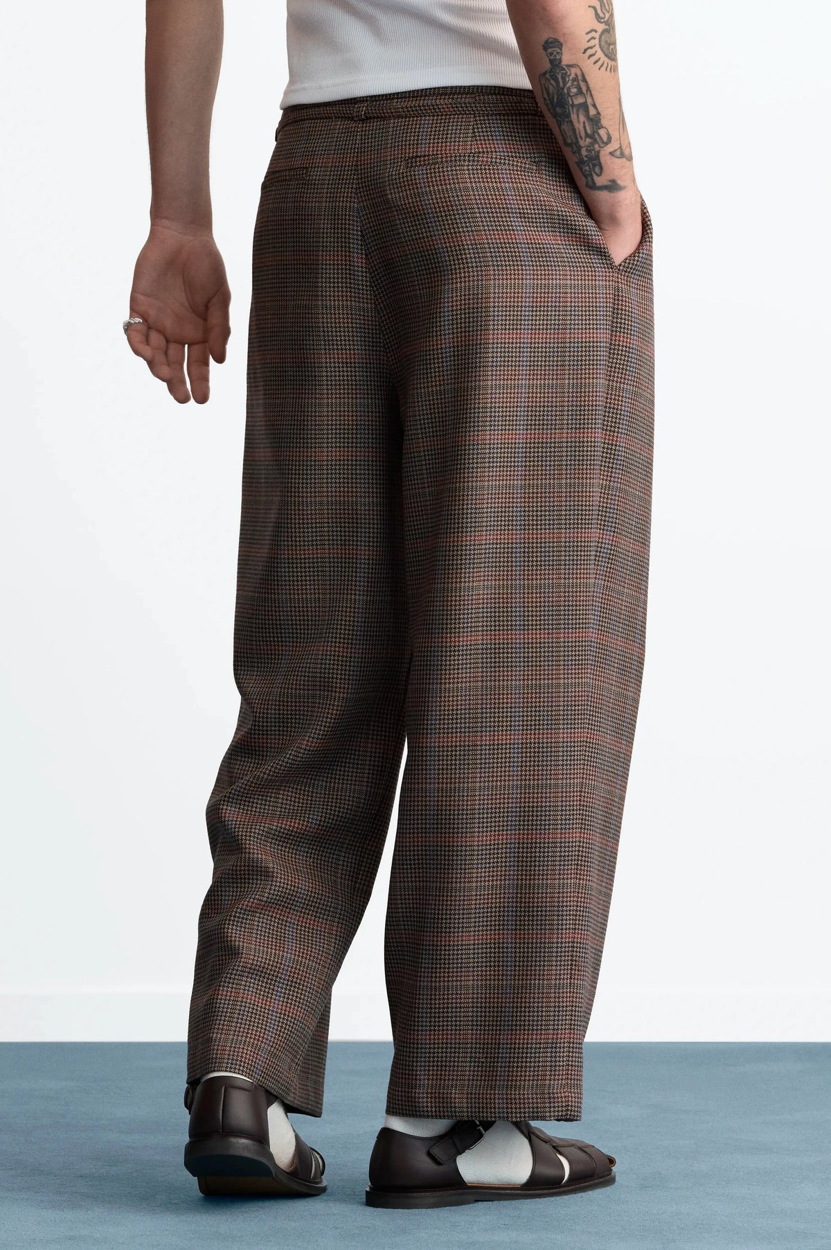 MAN [Model is 190 cm / 6’3” wearing size L]
