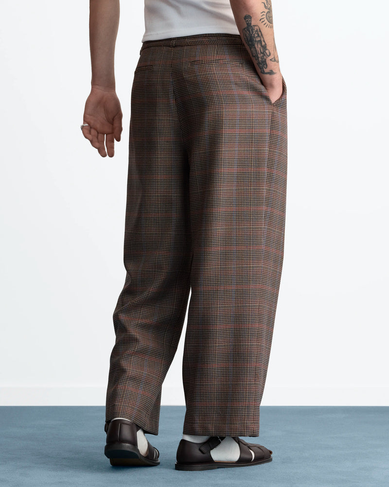 MAN [Model is 190 cm / 6’3” wearing size L]