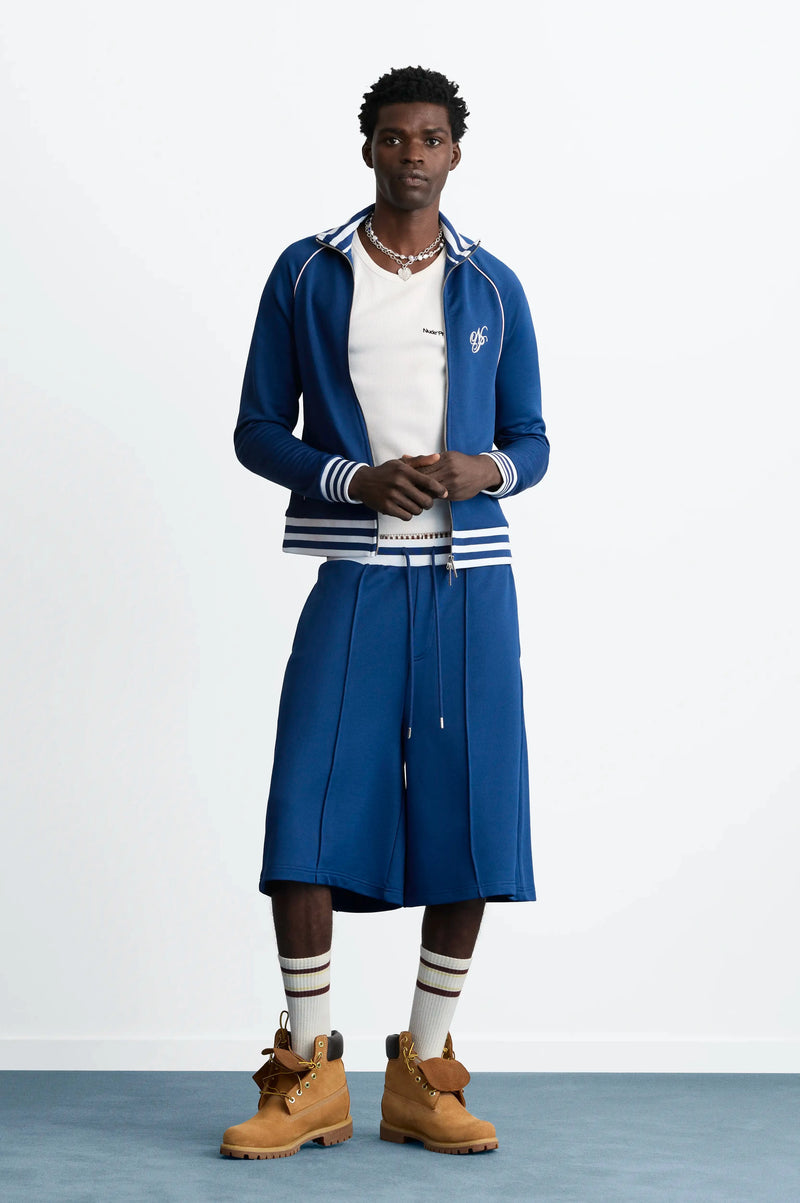 MAN [Model is 188 cm / 6’2” wearing size L]