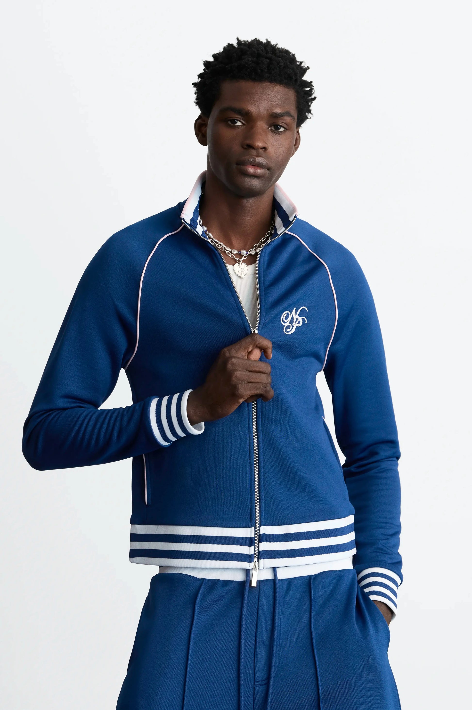MAN [Model is 188 cm / 6’2” wearing size L]