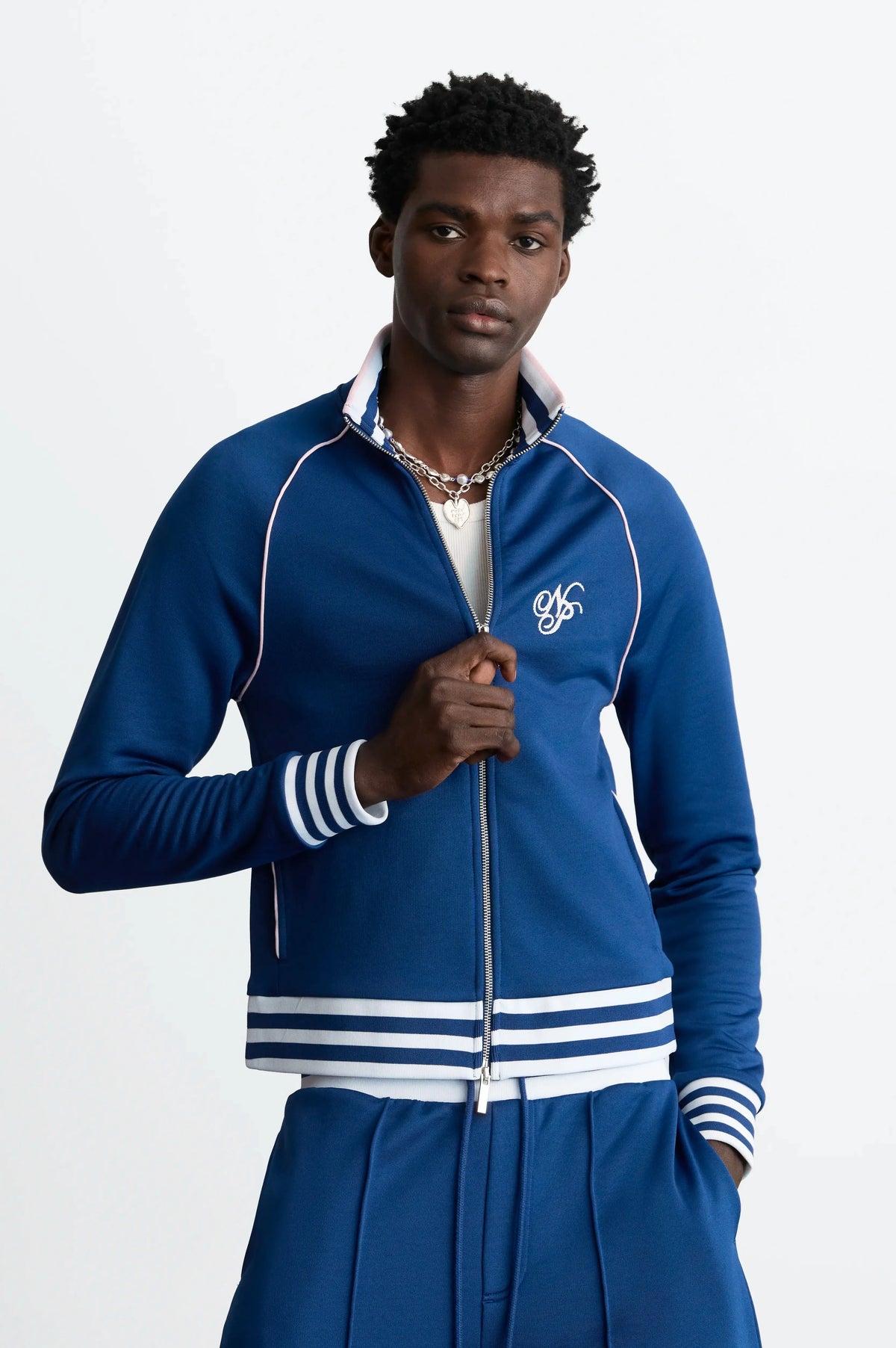 MAN [Model is 188 cm / 6’2” wearing size L]