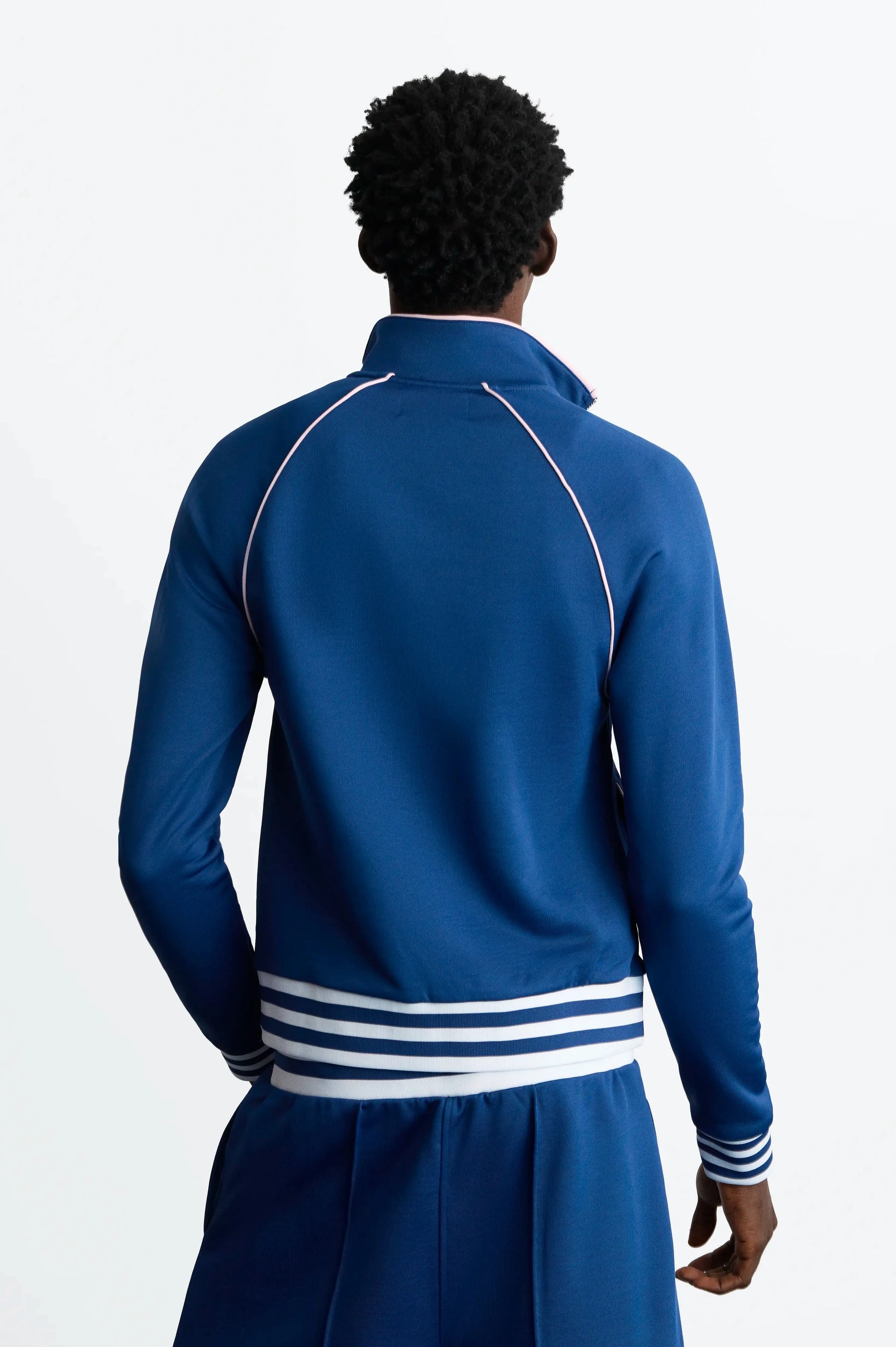 MAN [Model is 188 cm / 6’2” wearing size L]