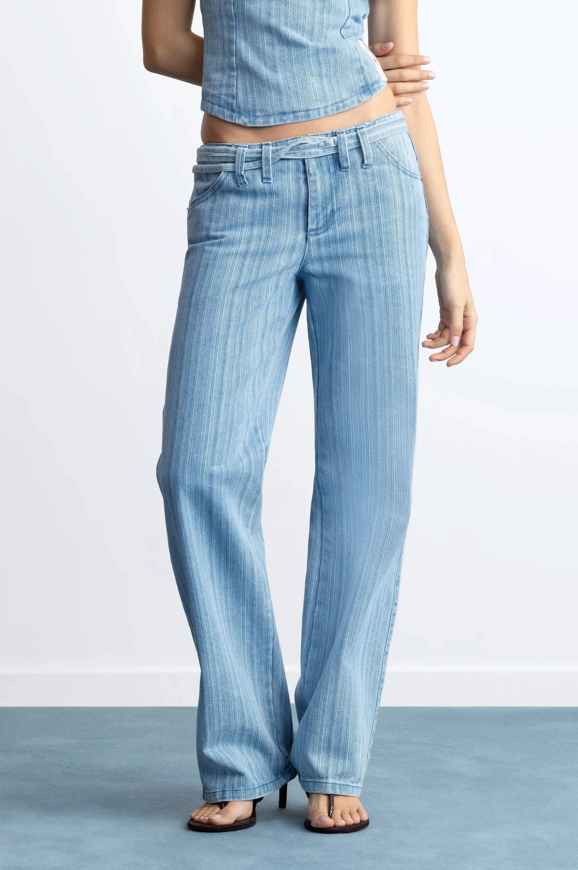 WOMAN [Model is 173 cm / 5’8” wearing size 36]