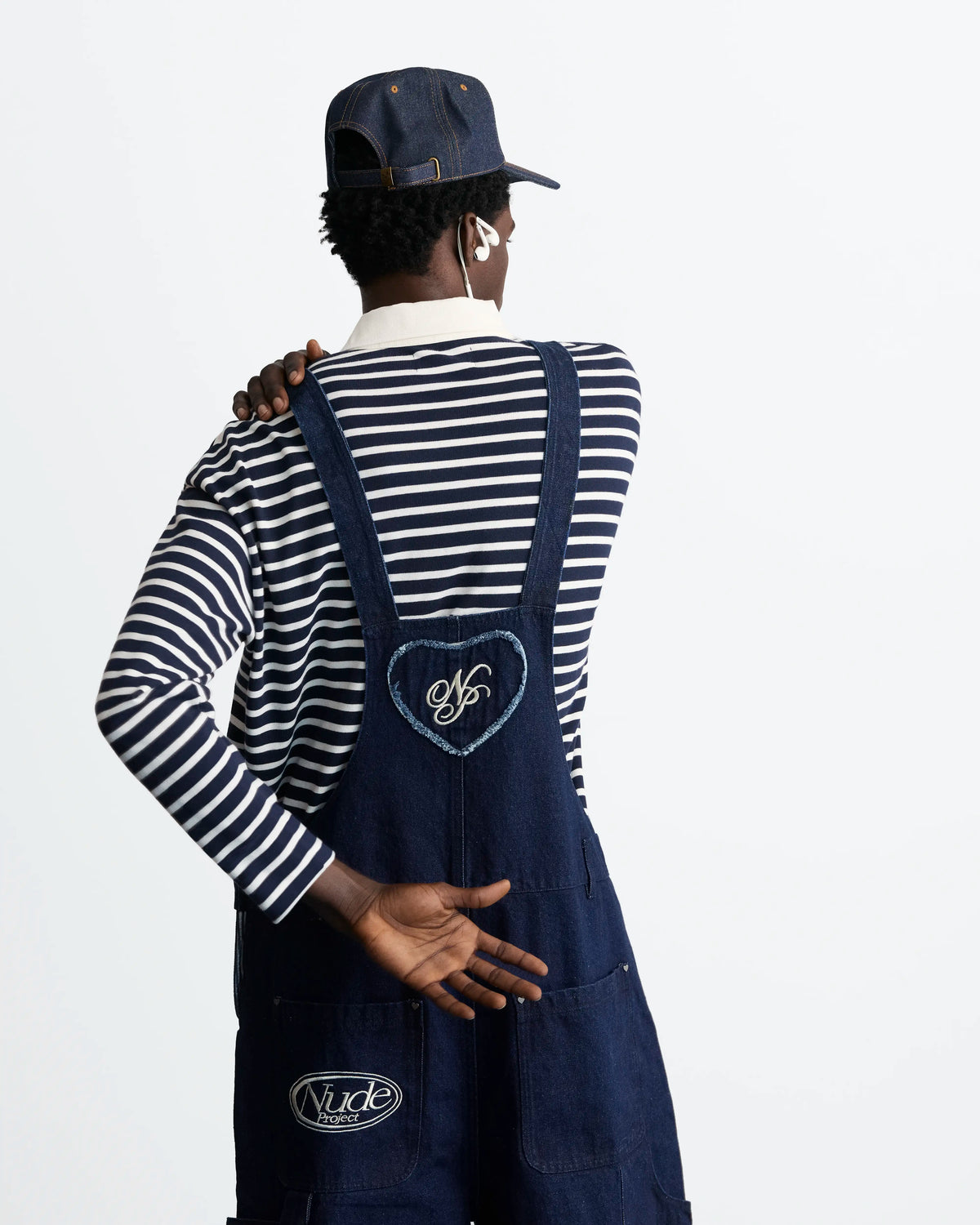 MAN [Model is 188 cm / 6’2” wearing size L]