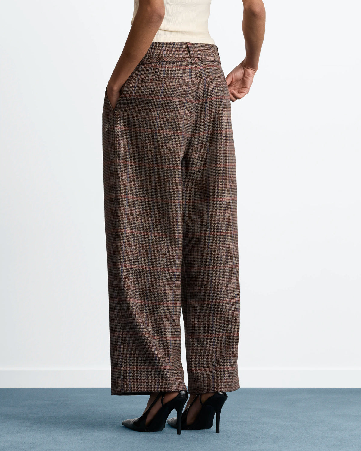 WOMAN [Model is 177 cm / 5’10” wearing size S]