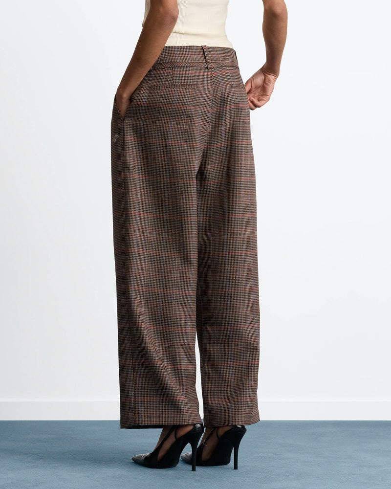 WOMAN [Model is 177 cm / 5’10” wearing size S]