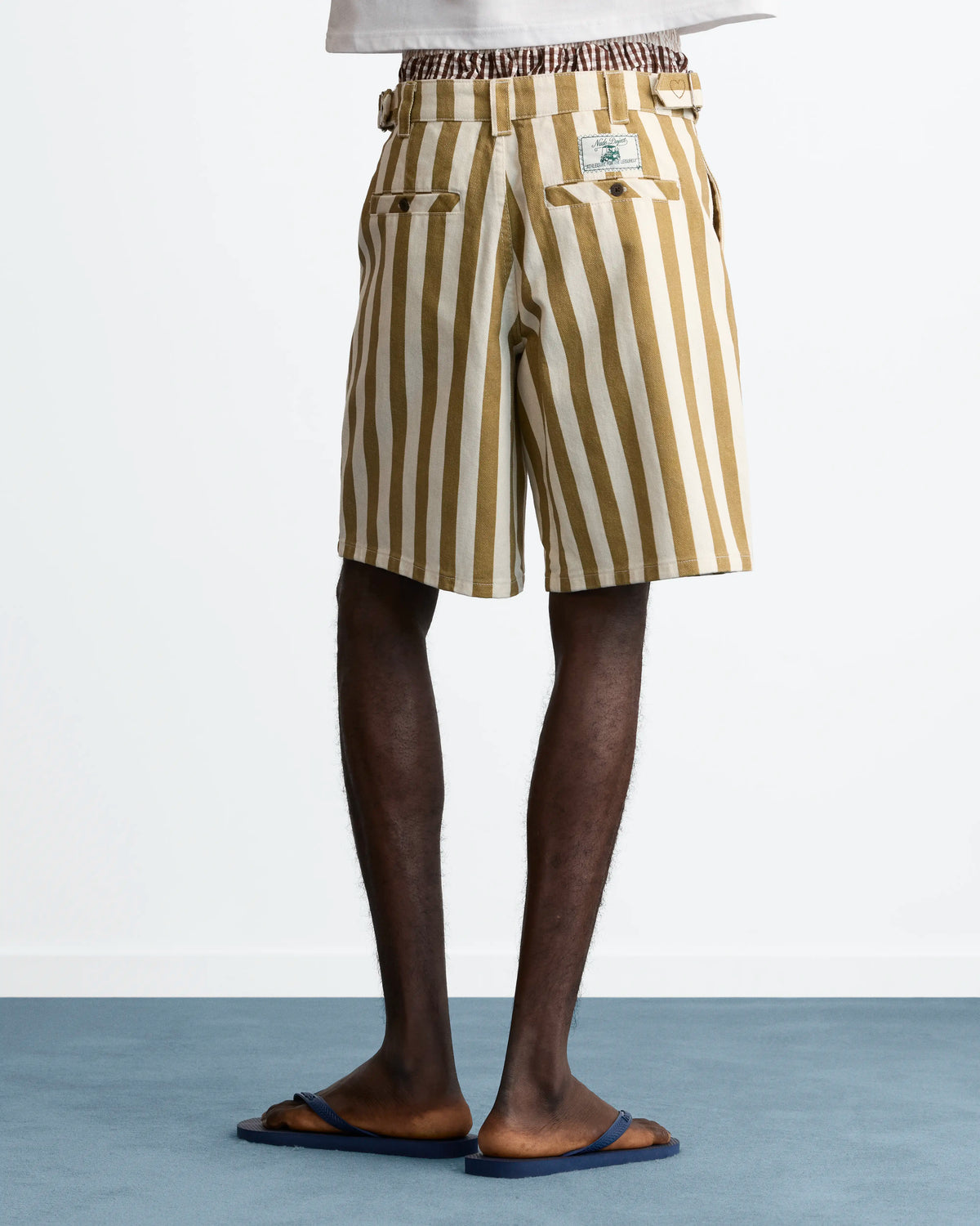 MAN [Model is 188 cm / 6’2” wearing size 42]