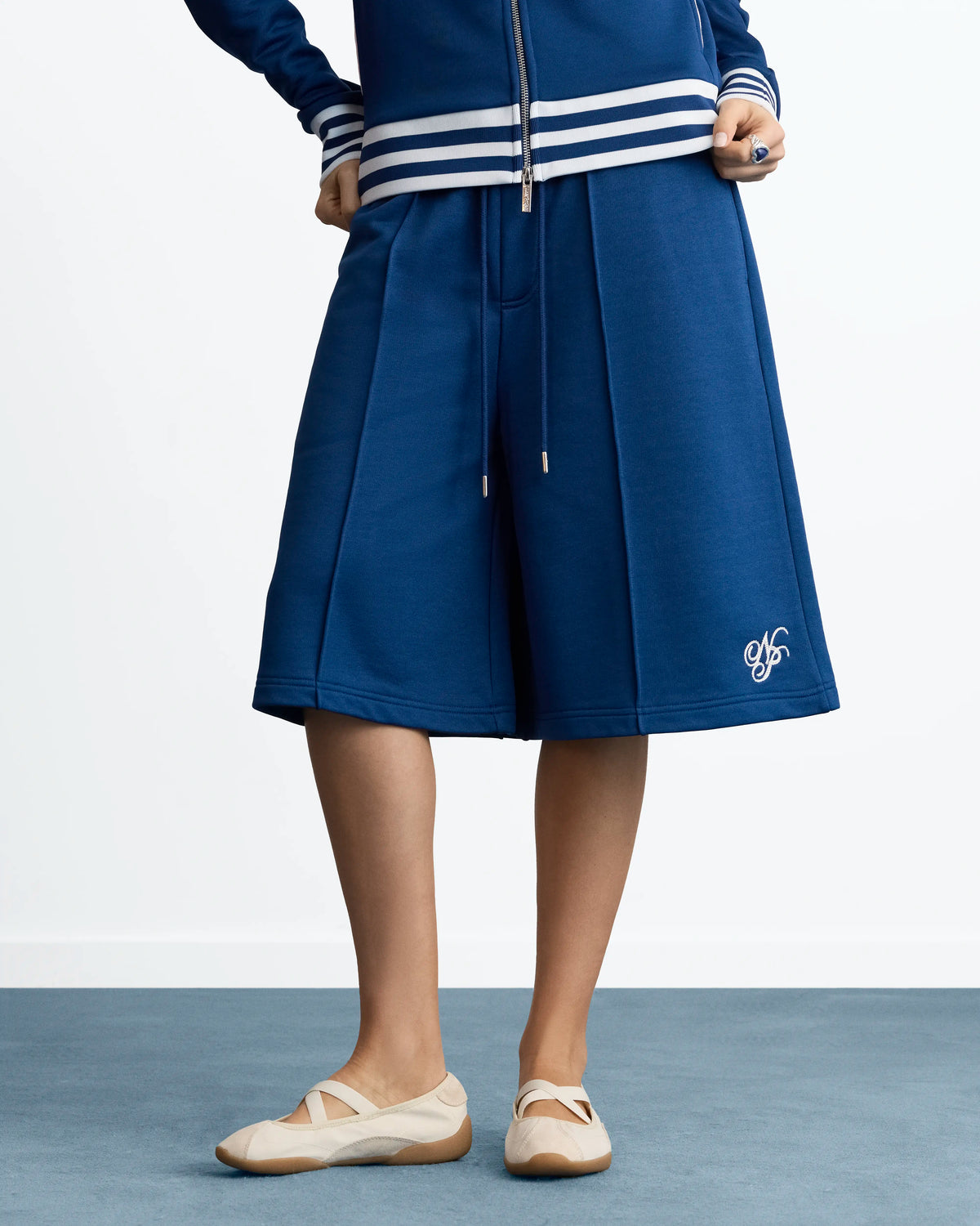 WOMAN [Model is 173 cm / 5’8” wearing size S]