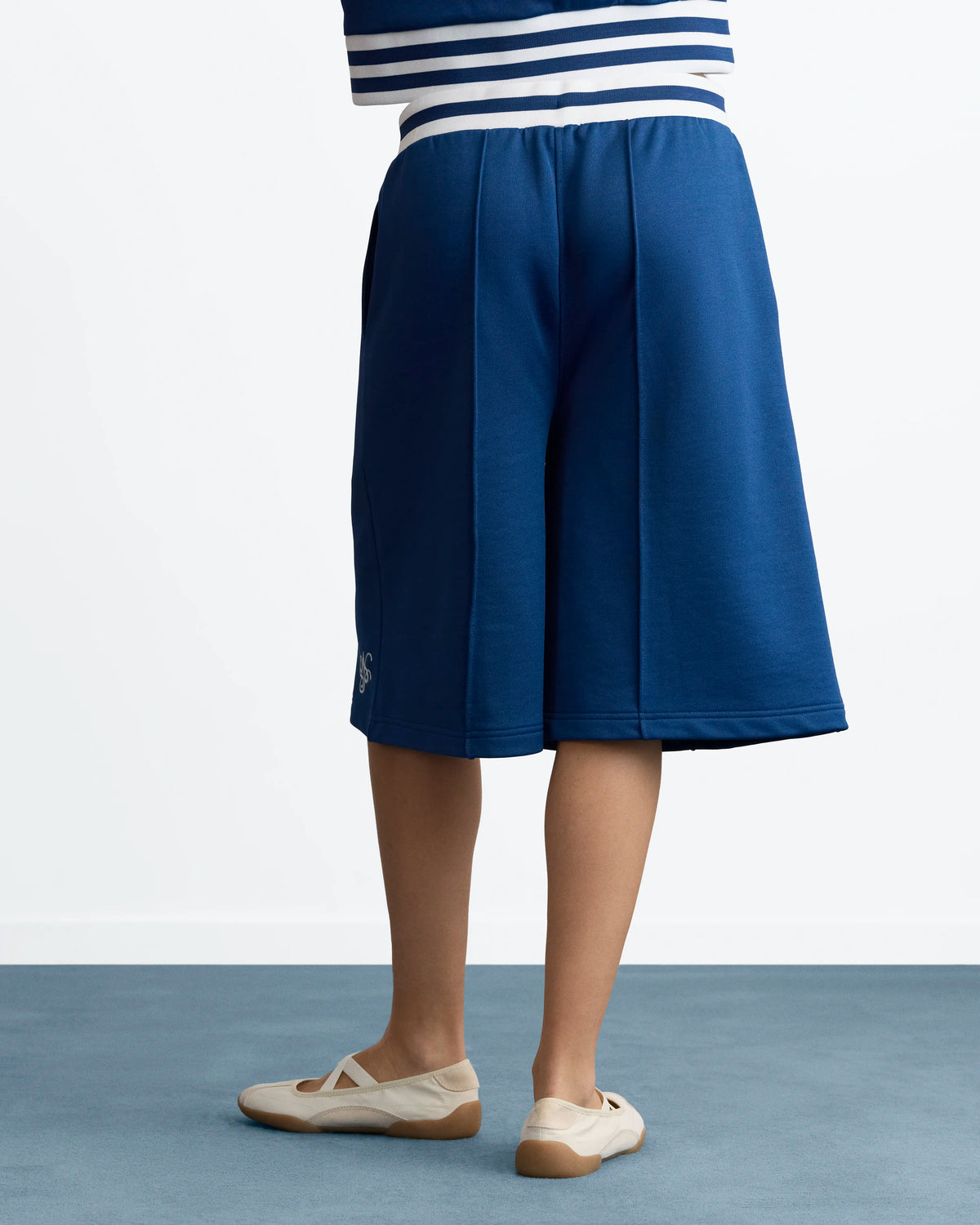 WOMAN [Model is 173 cm / 5’8” wearing size S]