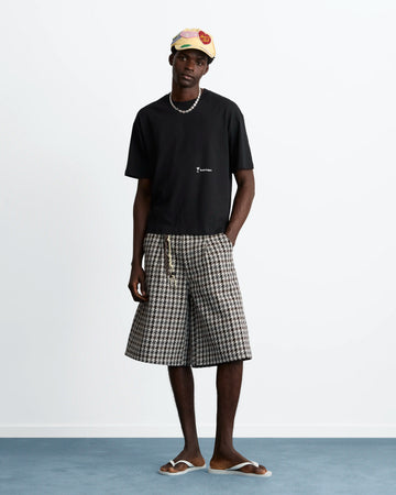 MAN [Model is 188 cm / 6’2” wearing size M]