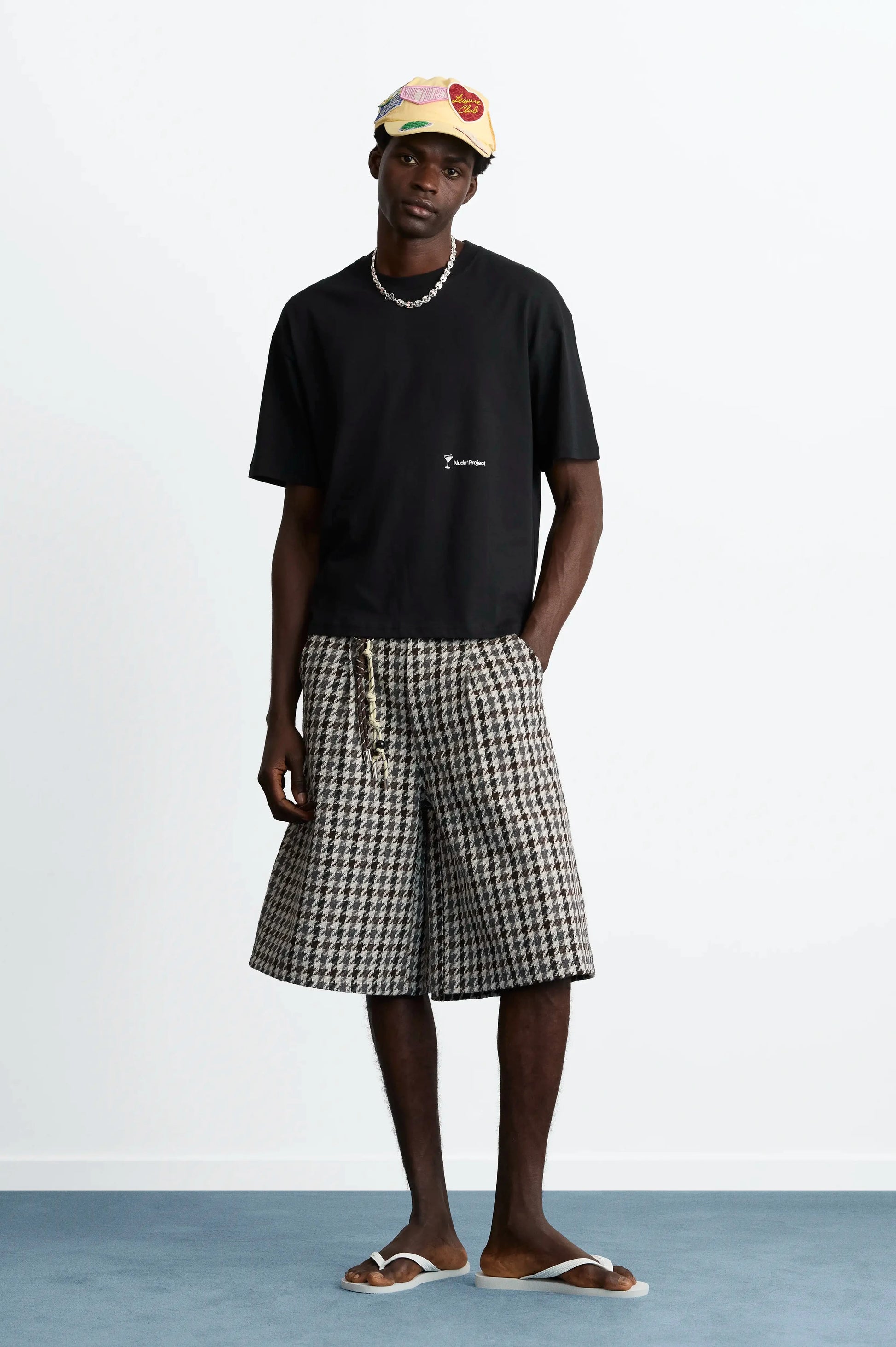 MAN [Model is 188 cm / 6’2” wearing size M]
