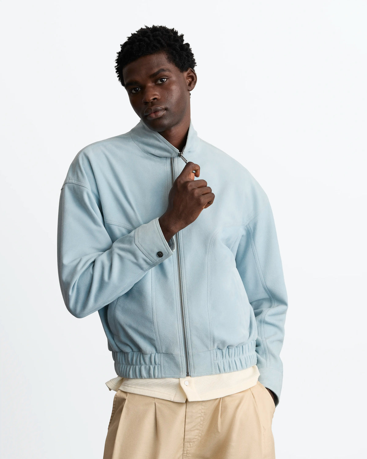 MAN [Model is 188 cm / 6’2” wearing size M]