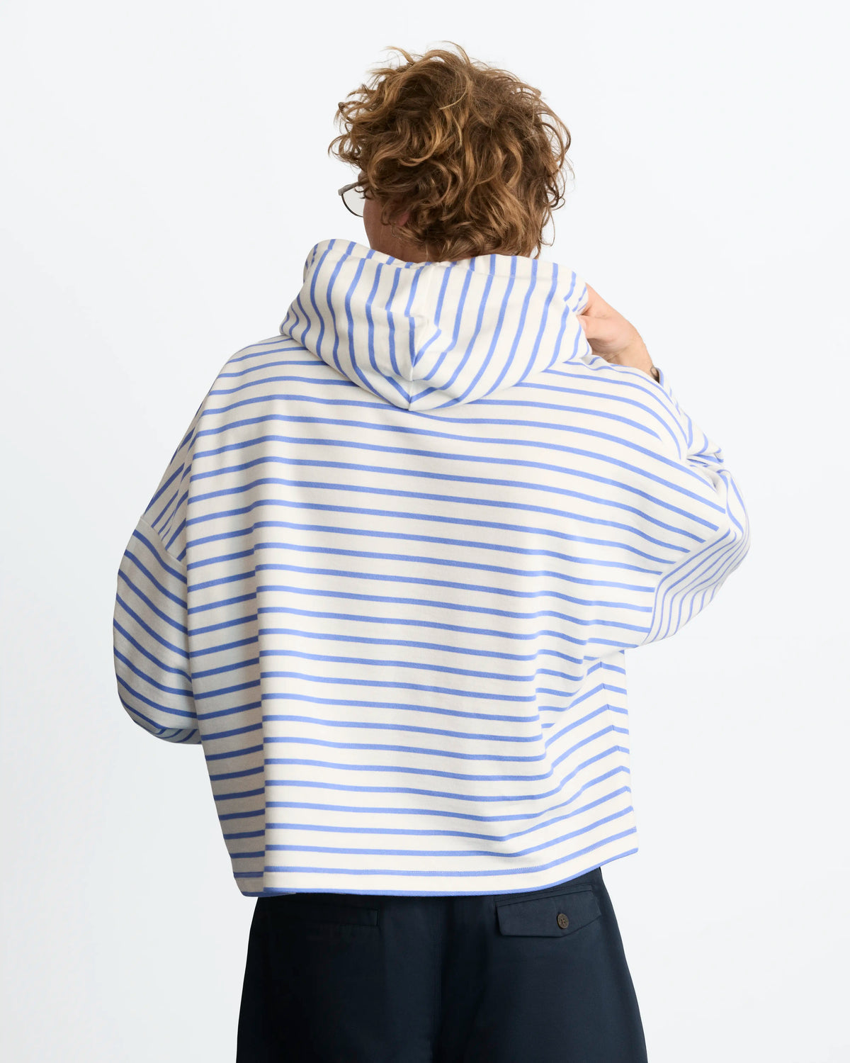 MAN [Model is 190 cm / 6’3” wearing size L]