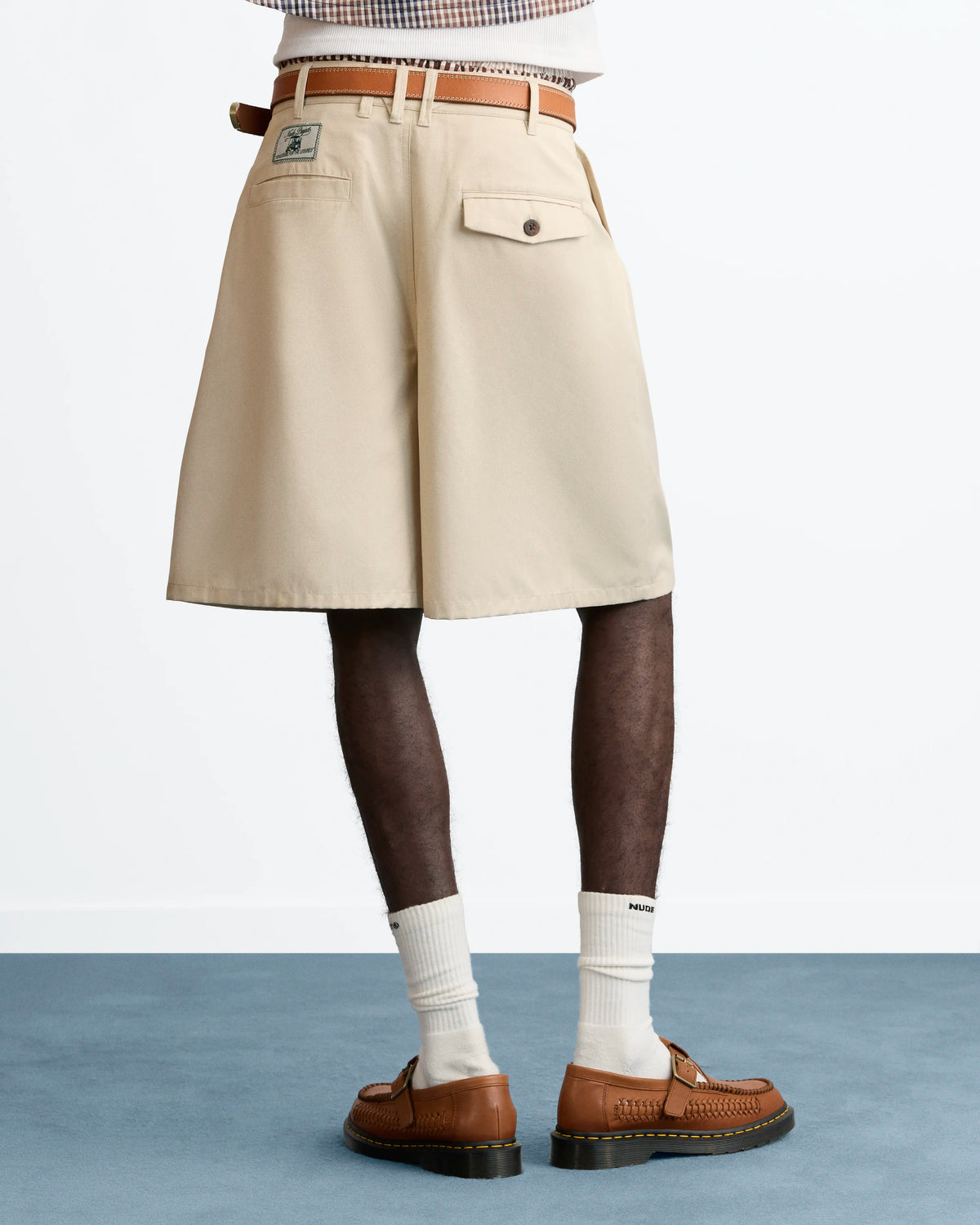 MAN [Model is 188 cm / 6’2” wearing size 42]