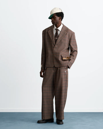 MAN [Model is 188 cm / 6’2” wearing size L]