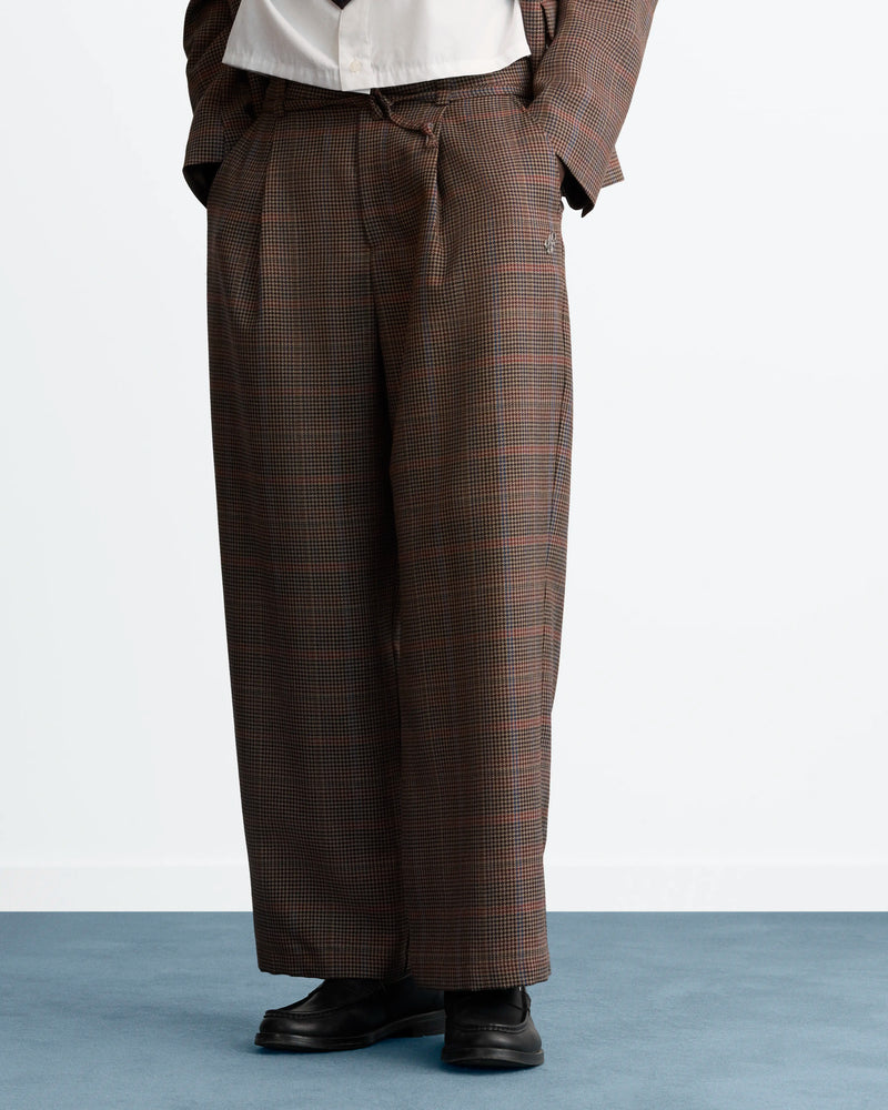 MAN [Model is 190 cm / 6’3” wearing size L]