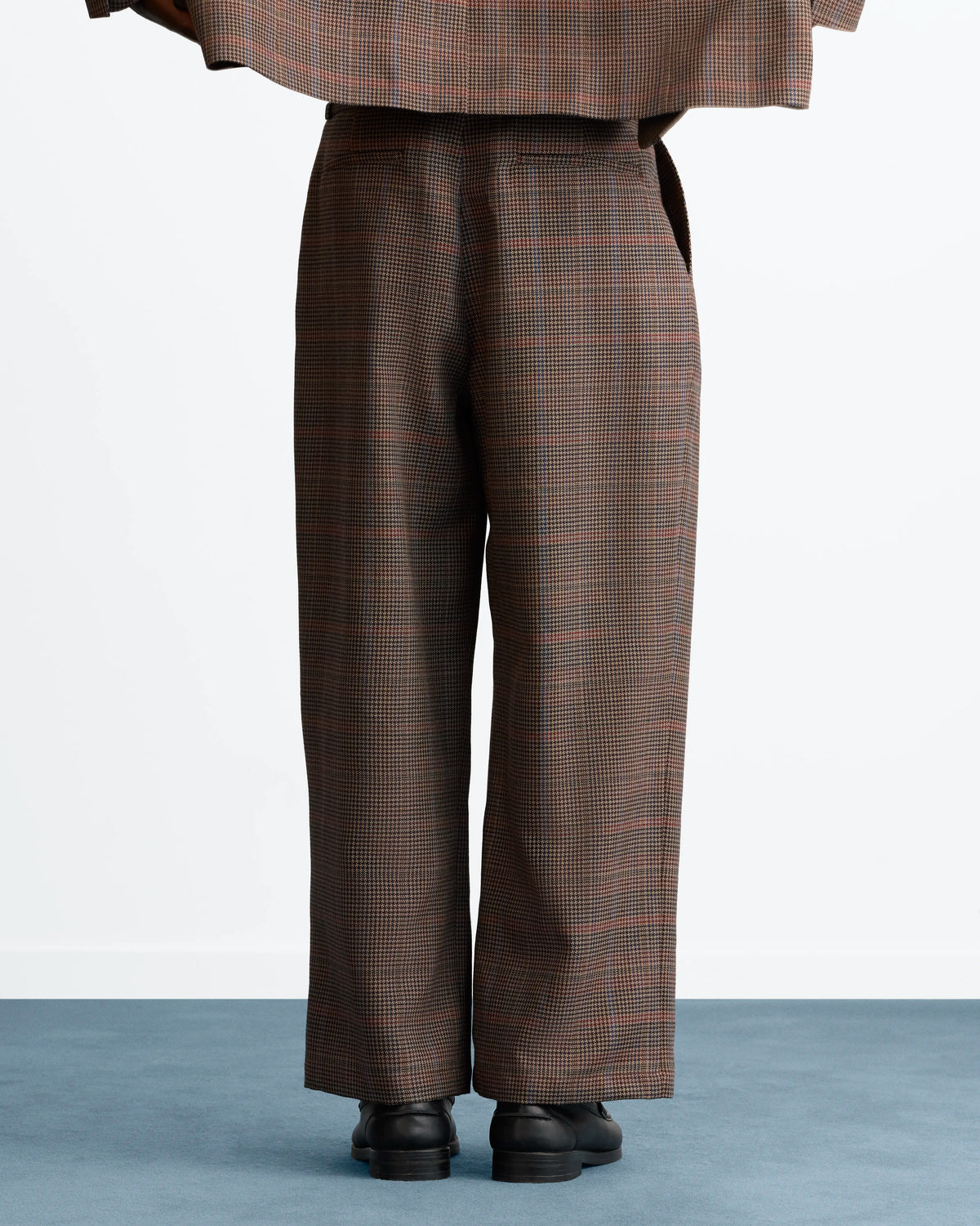 MAN [Model is 190 cm / 6’3” wearing size L]