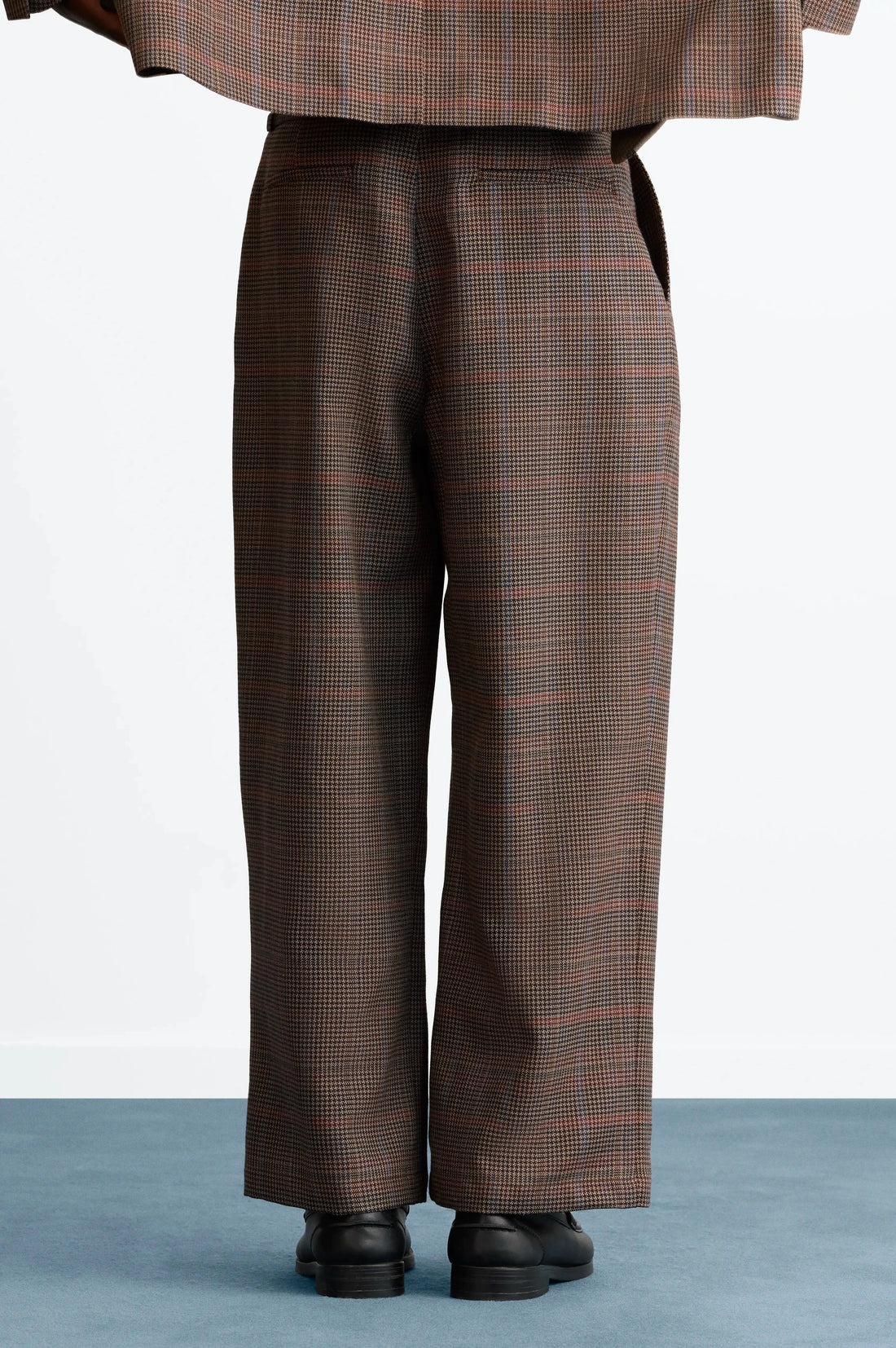 MAN [Model is 190 cm / 6’3” wearing size L]