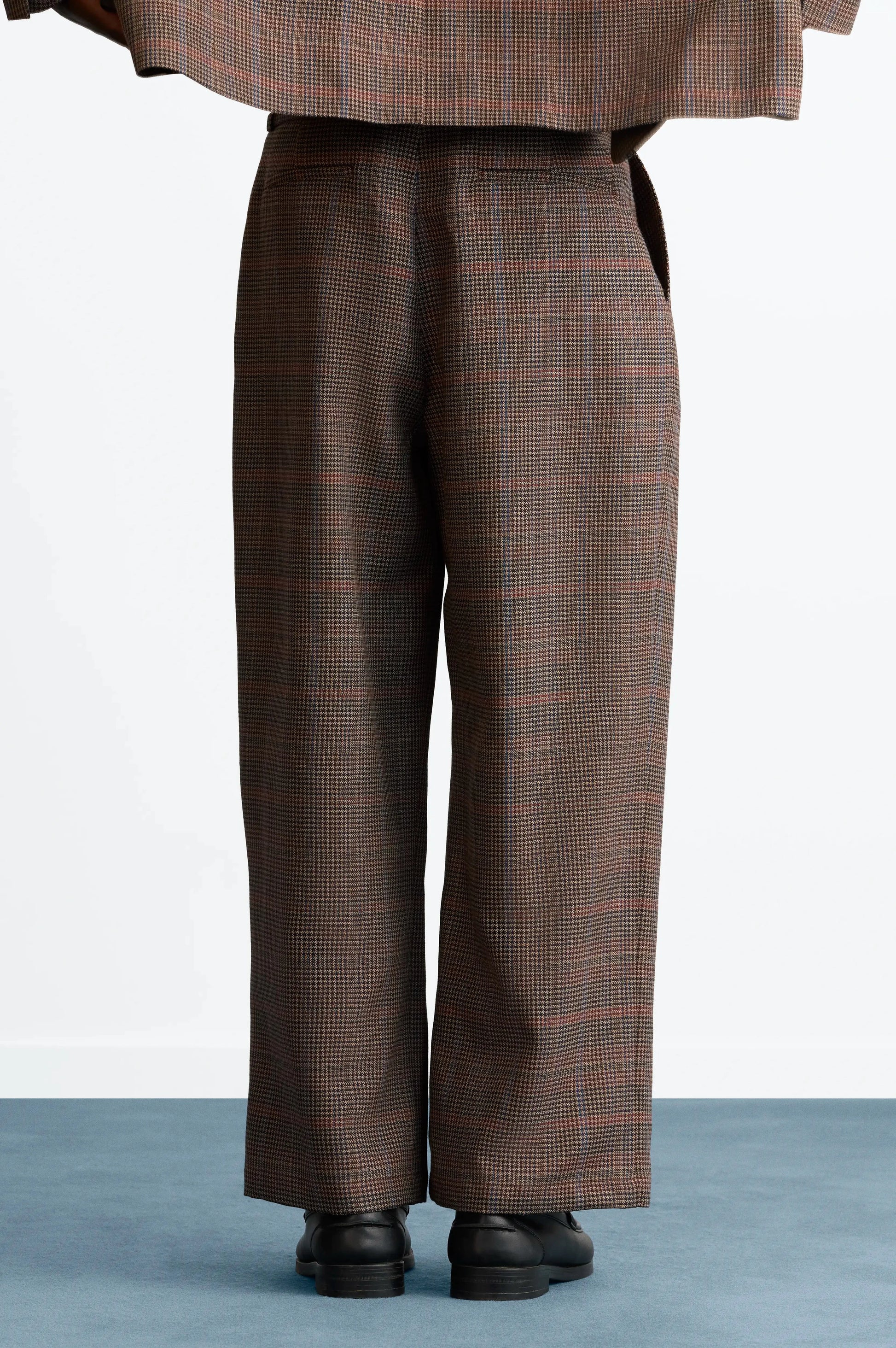 MAN [Model is 190 cm / 6’3” wearing size L]