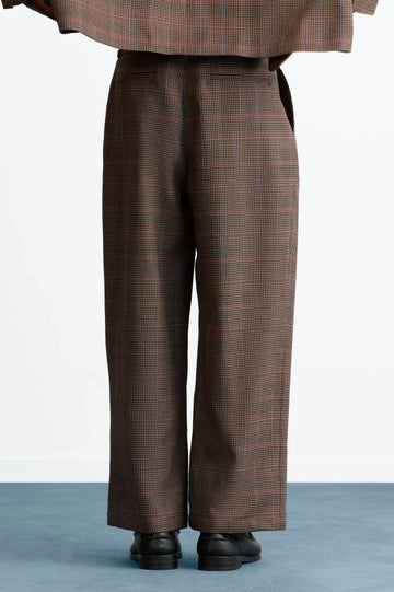 MAN [Model is 190 cm / 6’3” wearing size L]