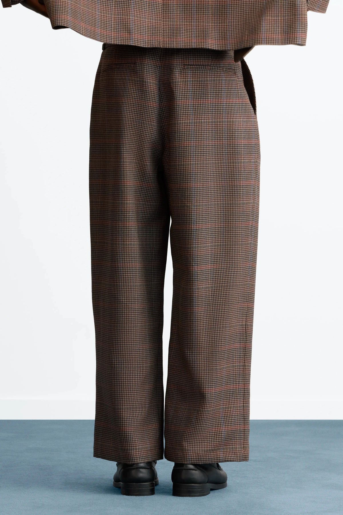 MAN [Model is 190 cm / 6’3” wearing size L]