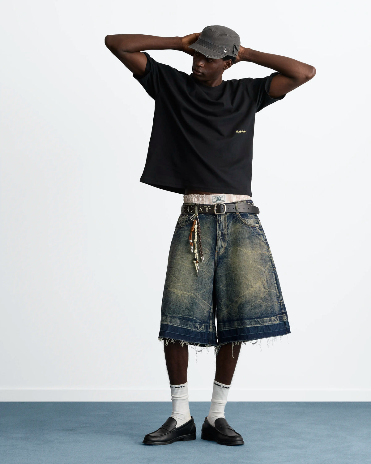 MAN [Model is 188 cm / 6’2” wearing size L]