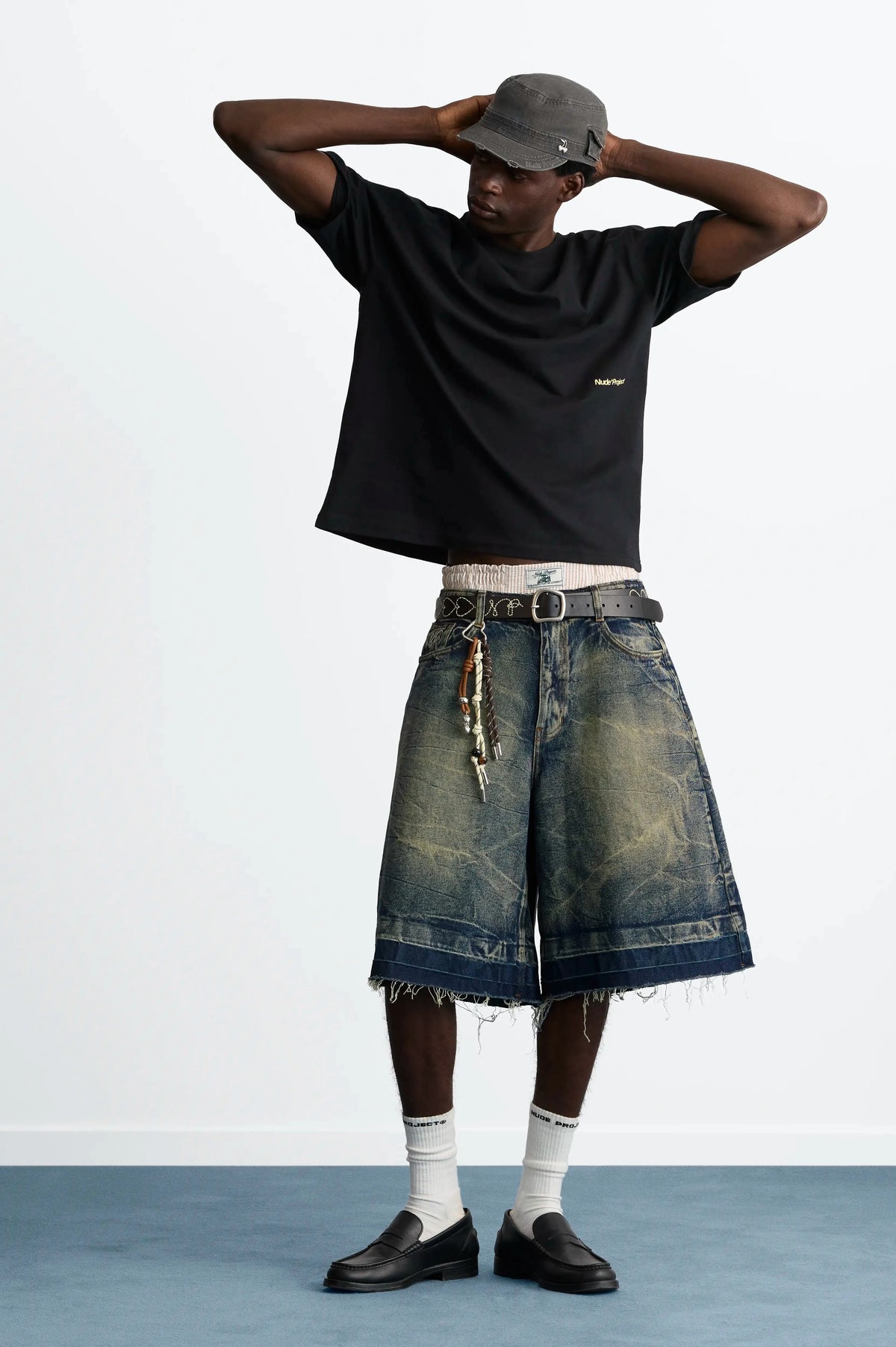 MAN [Model is 188 cm / 6’2” wearing size L]