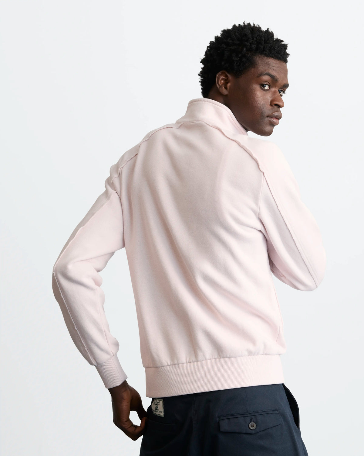 MAN [Model is 188 cm / 6’2” wearing size M]