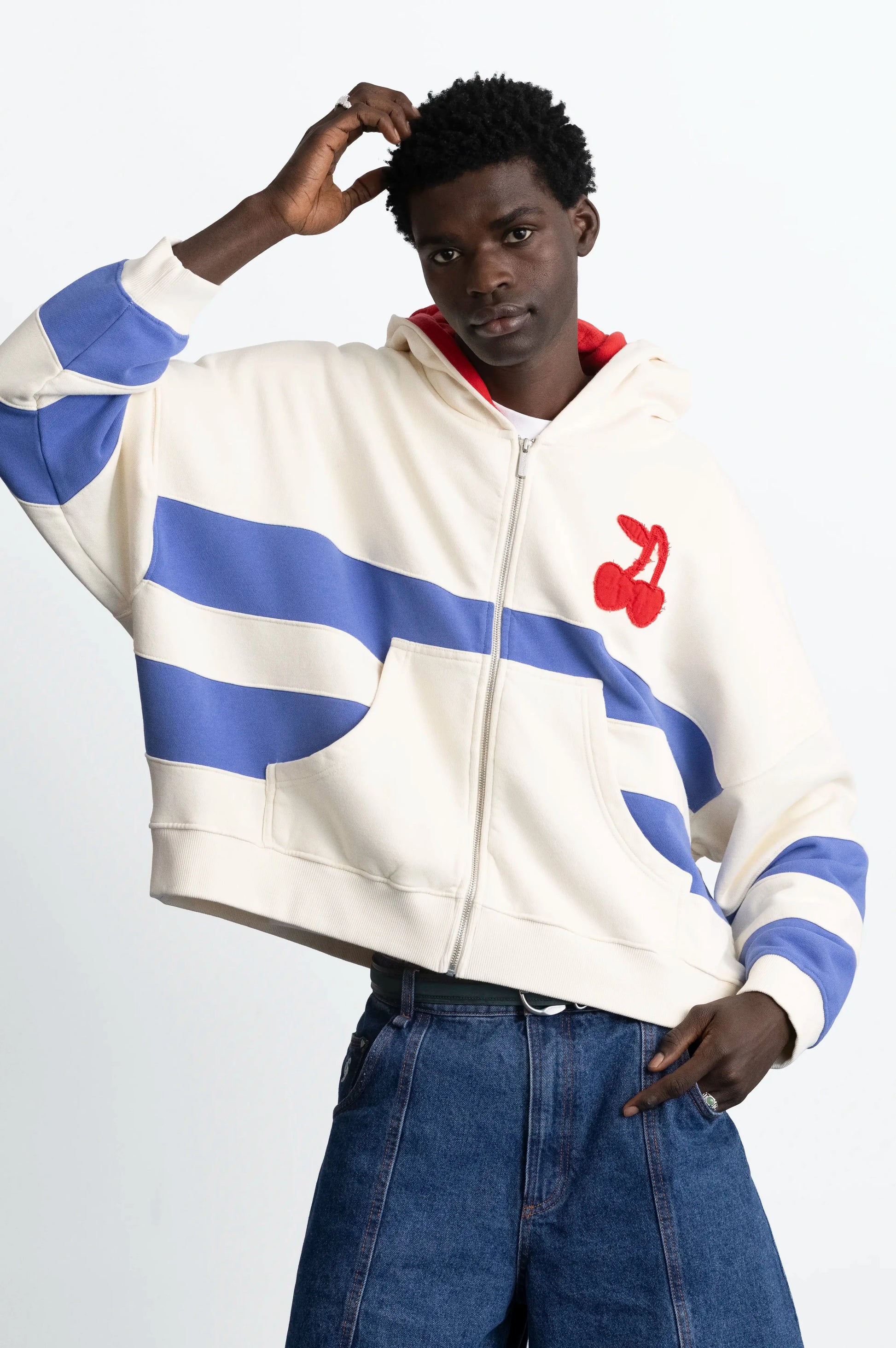 MAN [Model is 188 cm / 6’2” wearing size M]