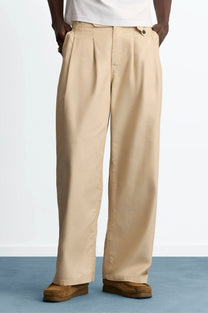 MAN [Model is 188 cm / 6’2” wearing size 42]