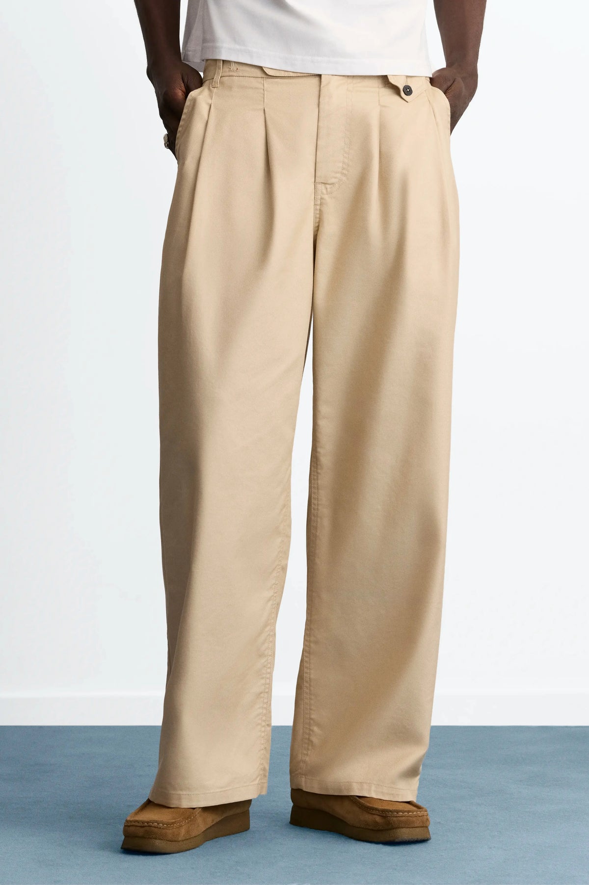 MAN [Model is 188 cm / 6’2” wearing size 42]