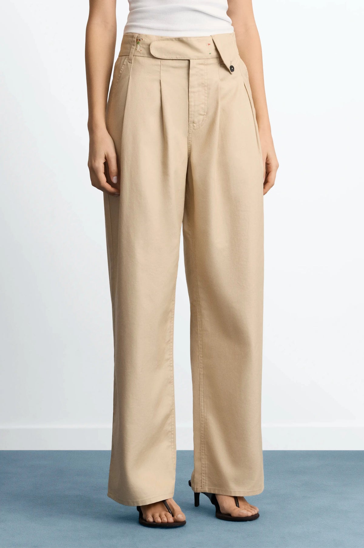 WOMAN [Model is 173 cm / 5’8” wearing size 36]