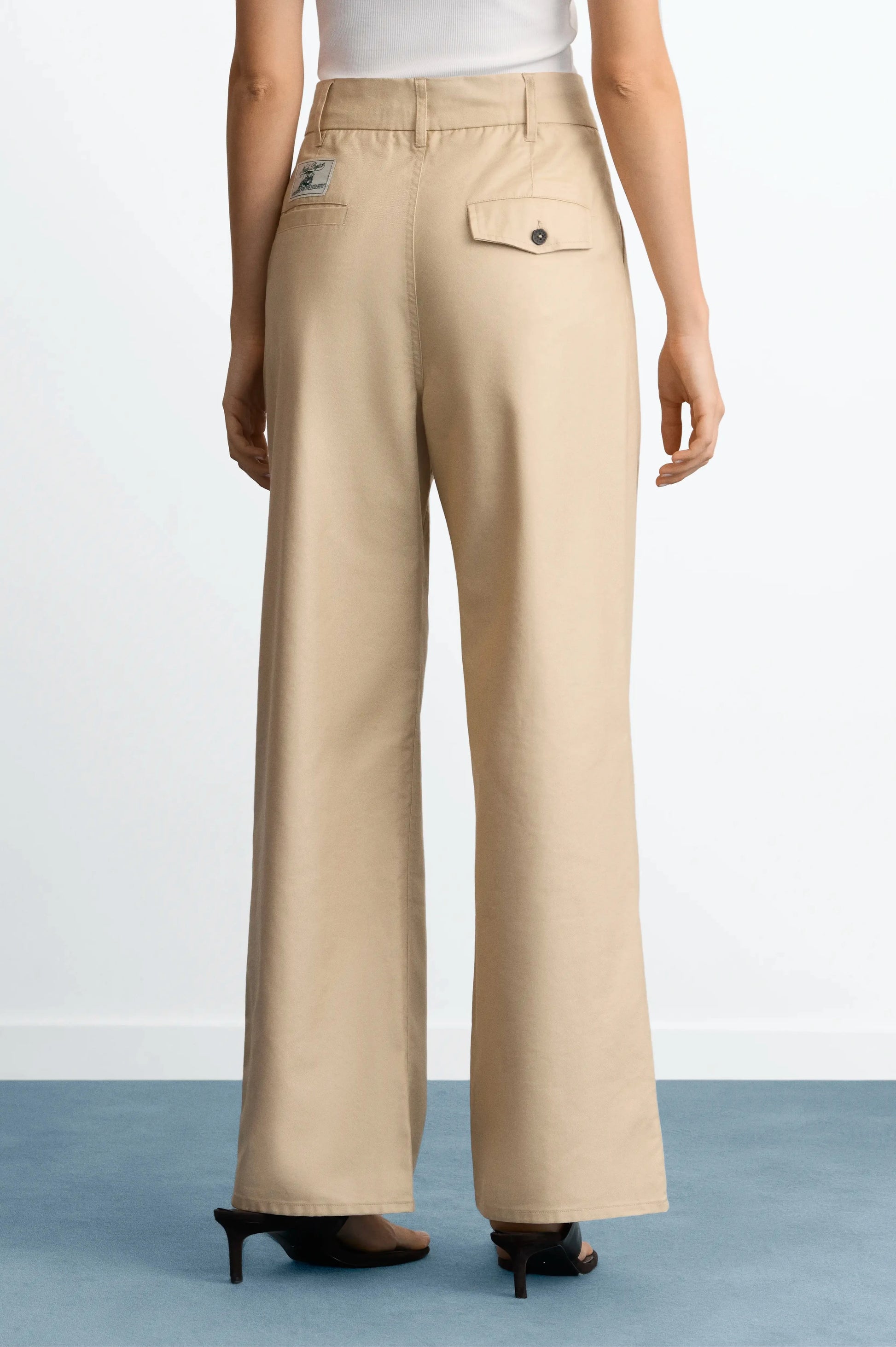 WOMAN [Model is 173 cm / 5’8” wearing size 36]