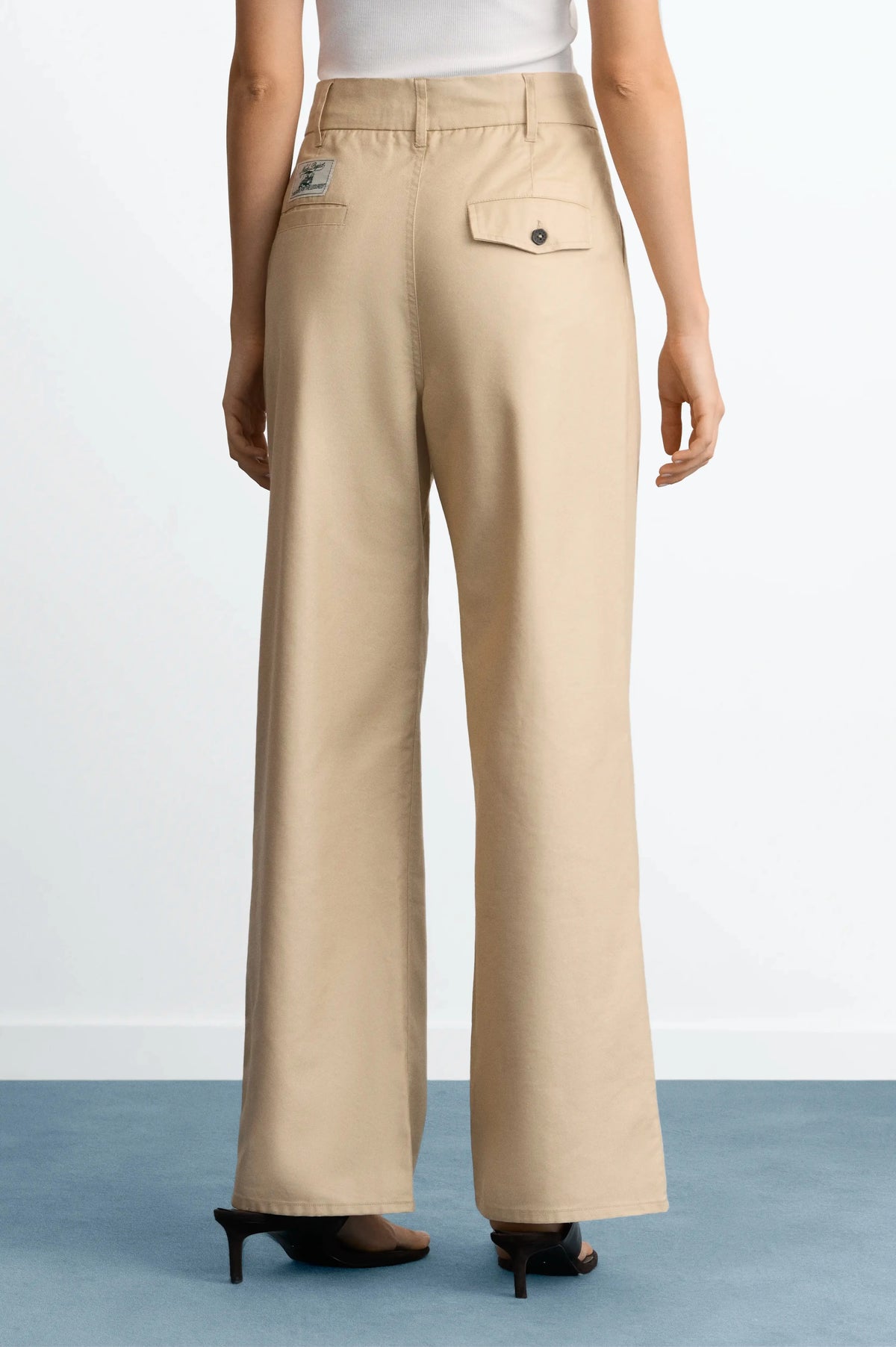 WOMAN [Model is 173 cm / 5’8” wearing size 36]