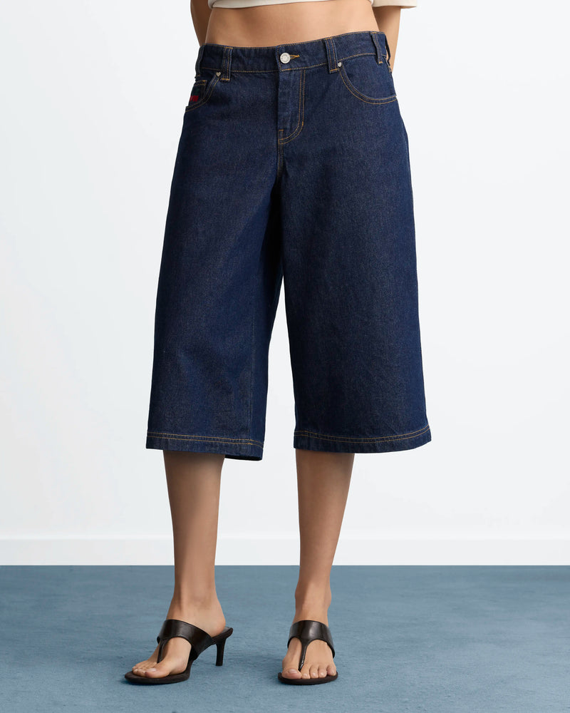 WOMAN [Model is 173 cm / 5’8” wearing size 36]