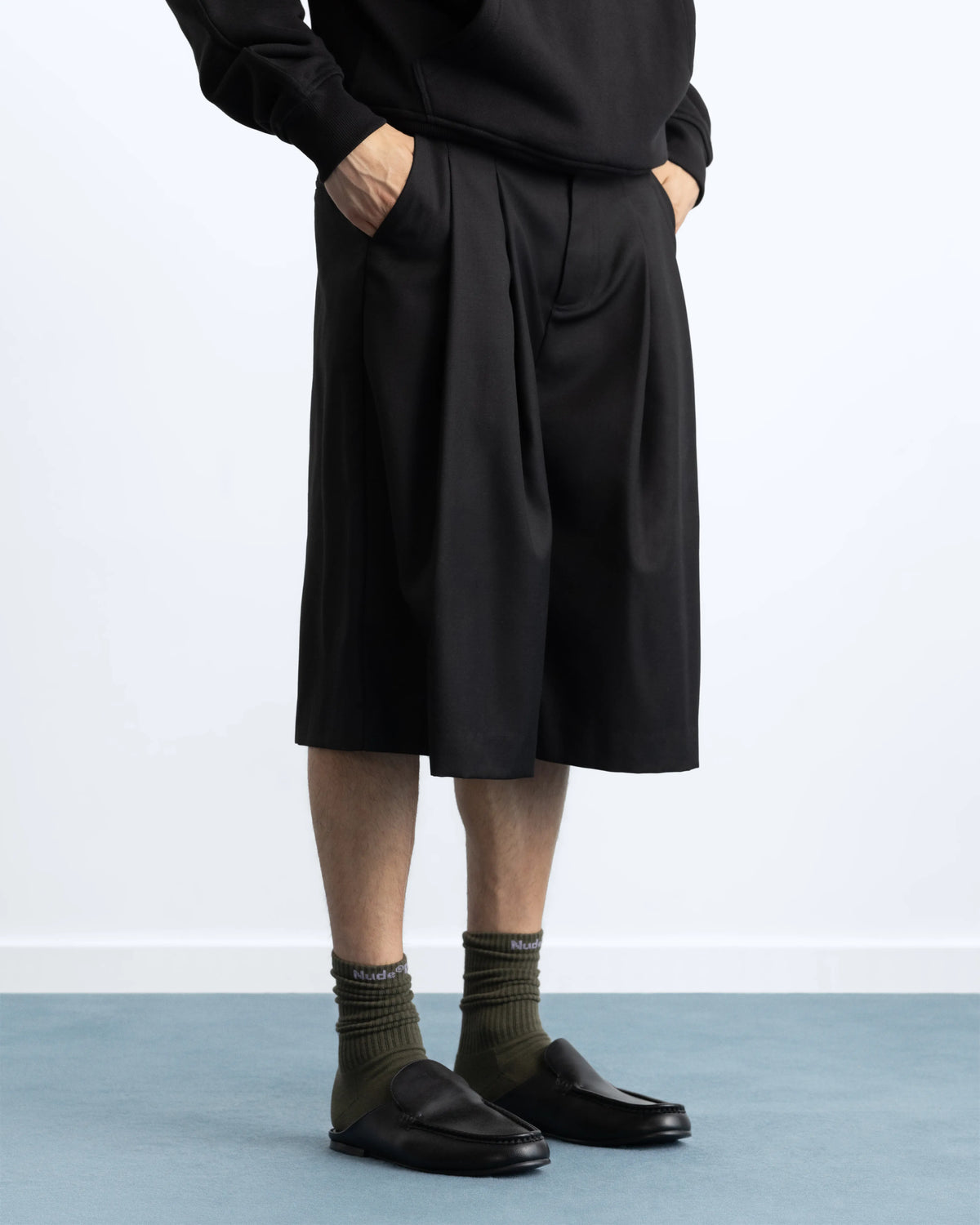 MAN [Model is 186cm / 6'1" wearing size 42]