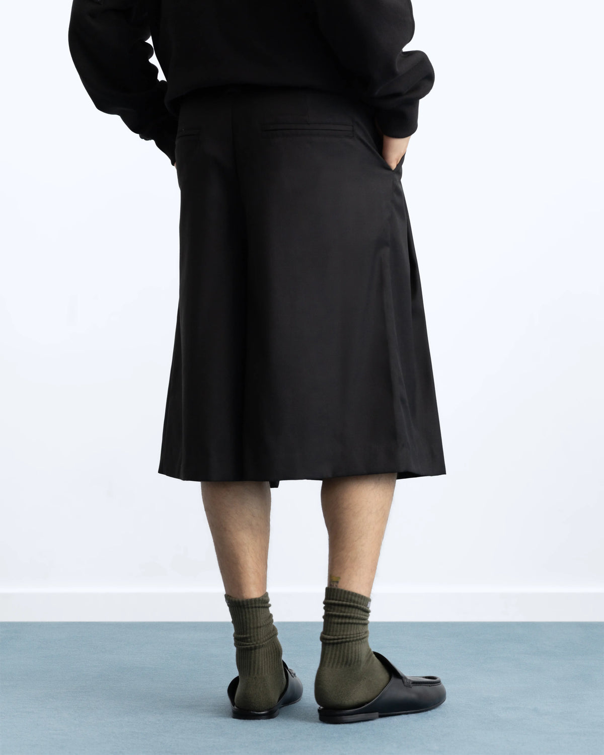 MAN [Model is 186cm / 6'1" wearing size 42]