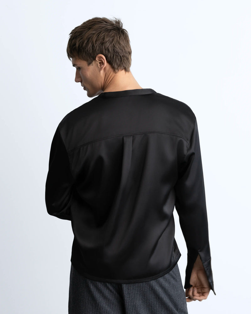 MAN [Model is 1.86 m / 6’1” wearing size M]