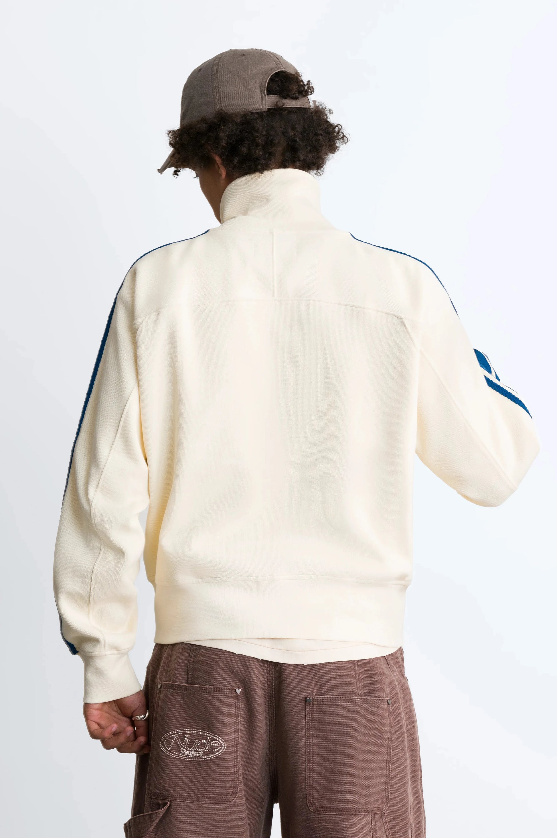 MAN [Model is 180cm/5’11” wearing size M]