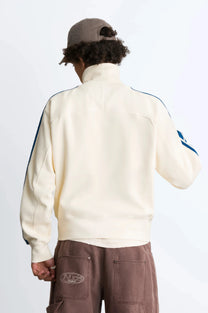 MAN [Model is 180cm/5’11” wearing size M]