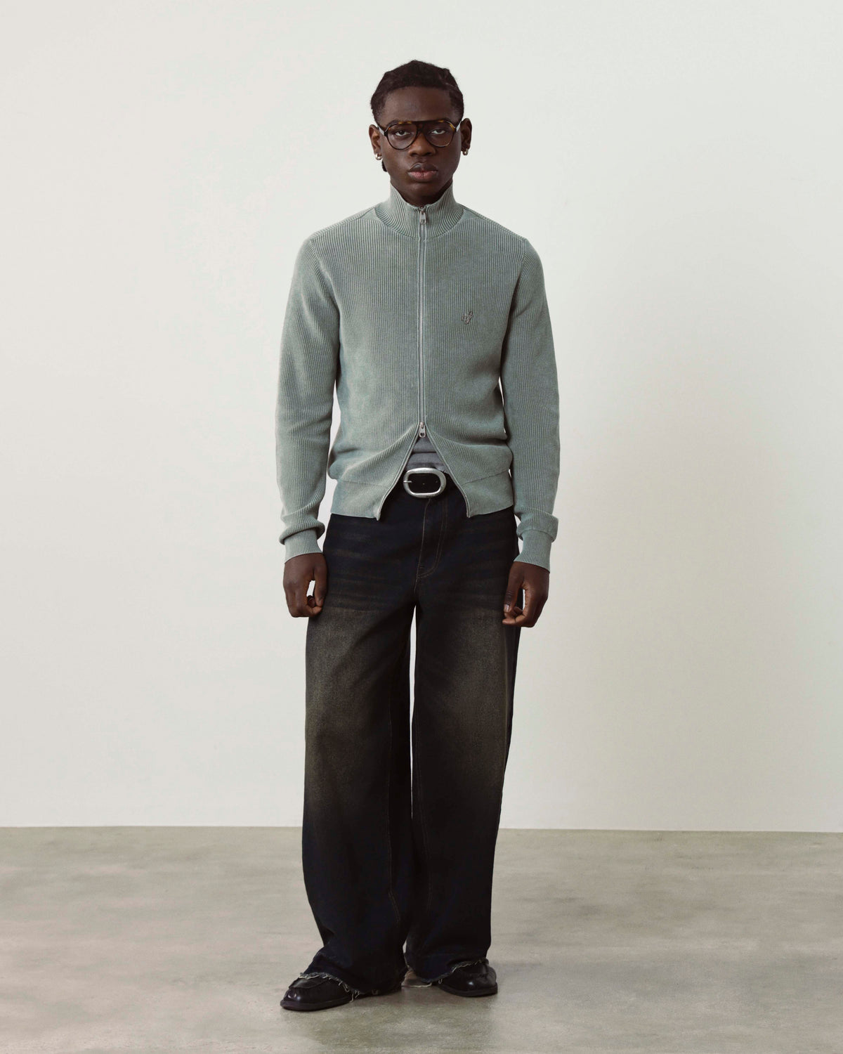 man [Model is 186cm/6’ wearing size M]