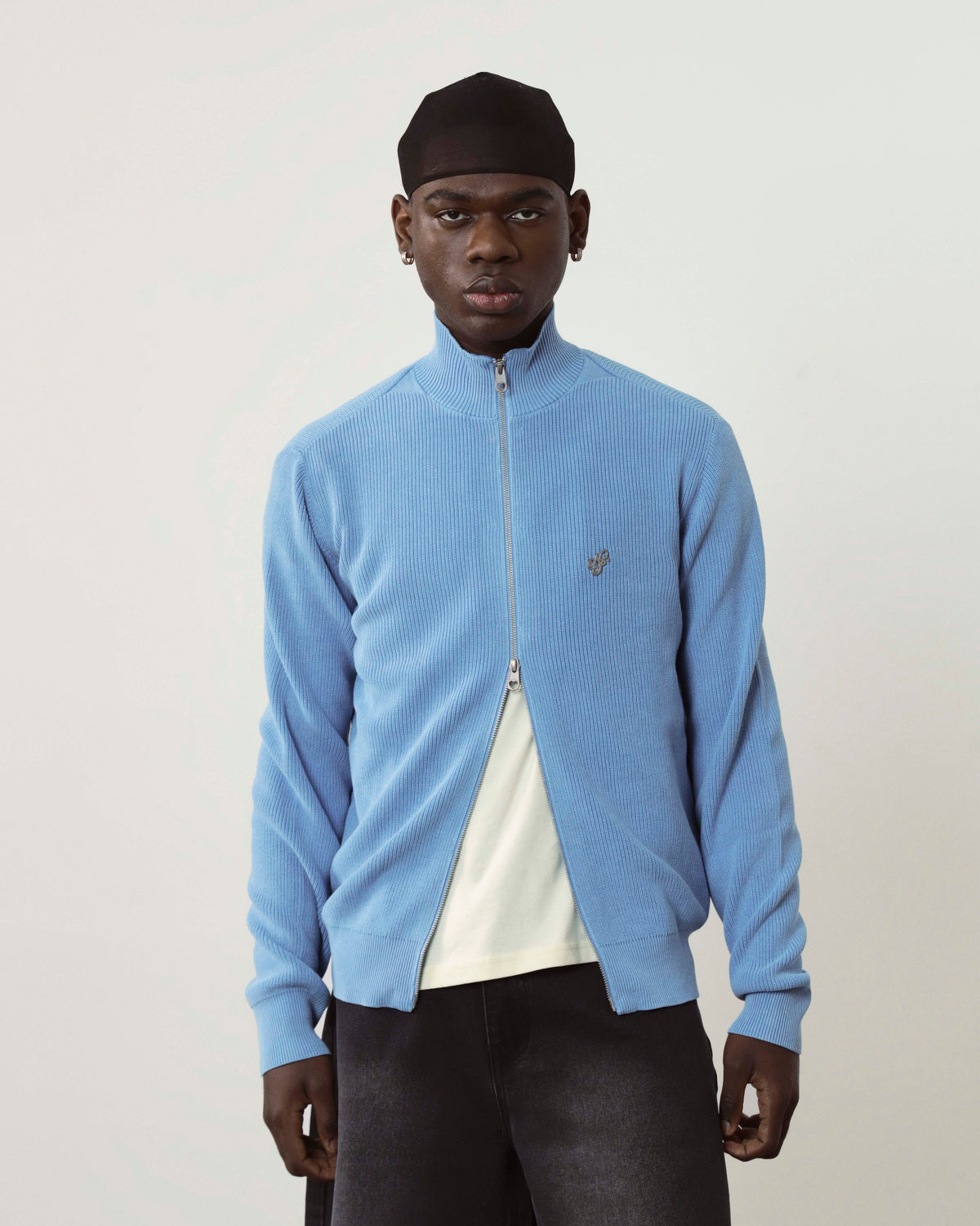 man [Model is 185cm/6’1 wearing size M]